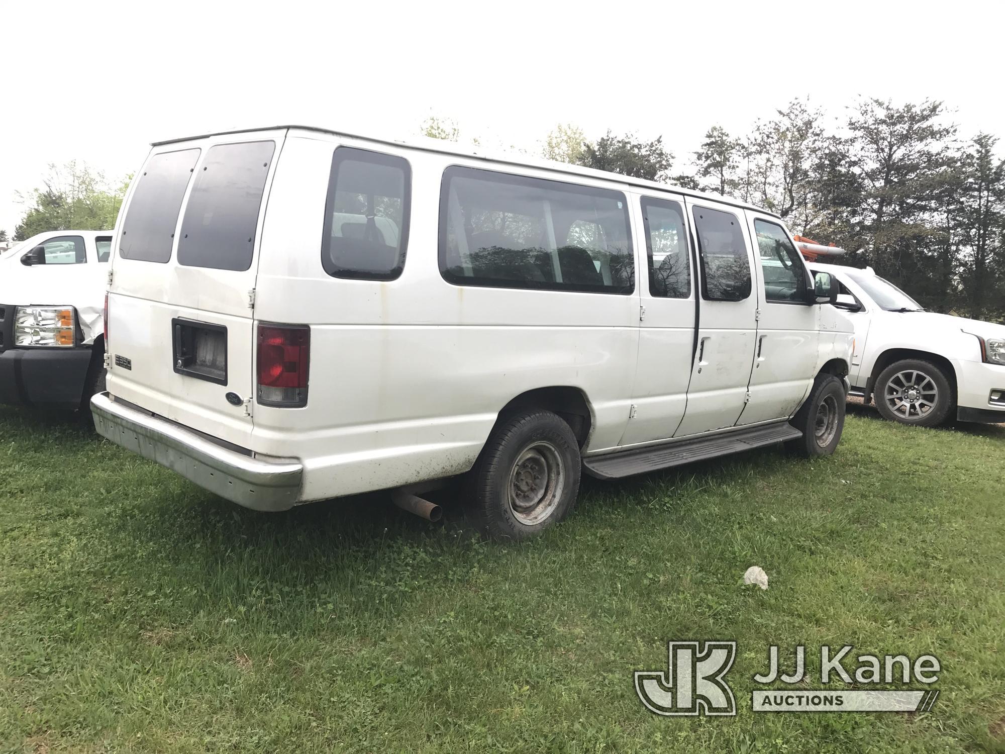 (Kodak, TN) 2004 Ford E350 Passenger Van Runs & Moves) (