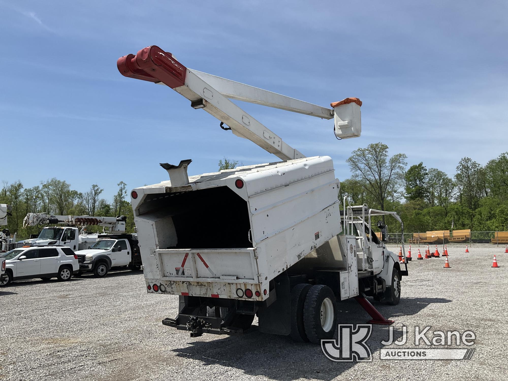 (Verona, KY) Versalift V0255RV, Over-Center Bucket Truck mounted behind cab on 2000 Ford F750 Chippe