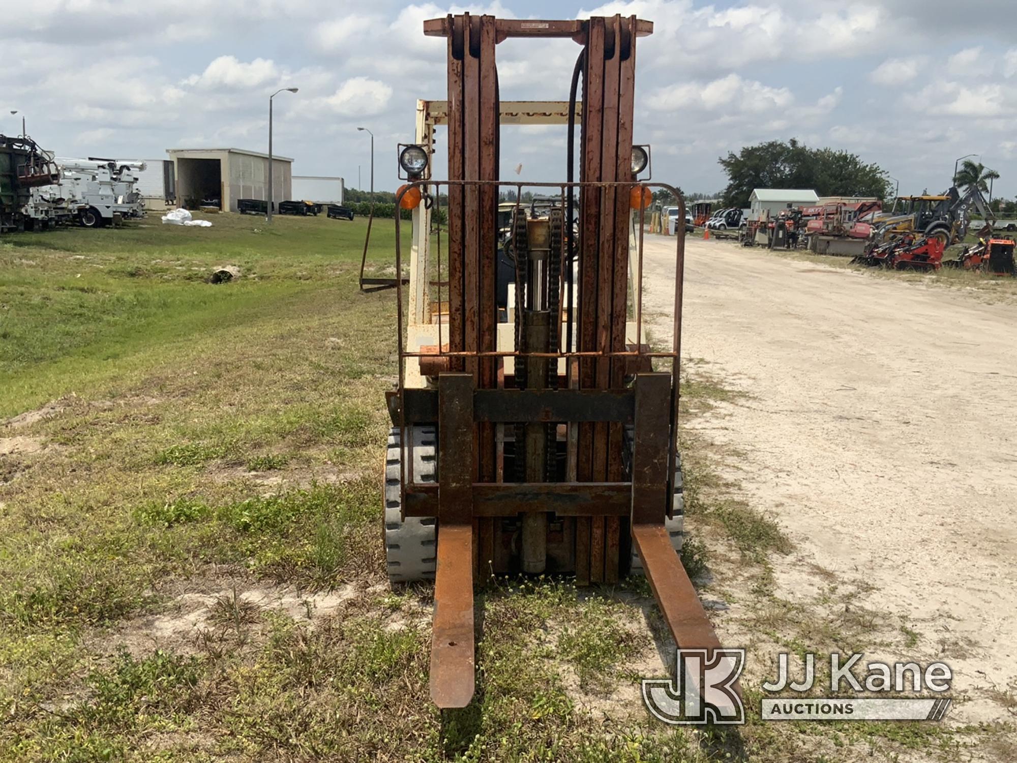 (Westlake, FL) 1990 Nissan M-C607 Pneumatic Tired Forklift Runs, Moves and Operates) (LPG Tank Inclu