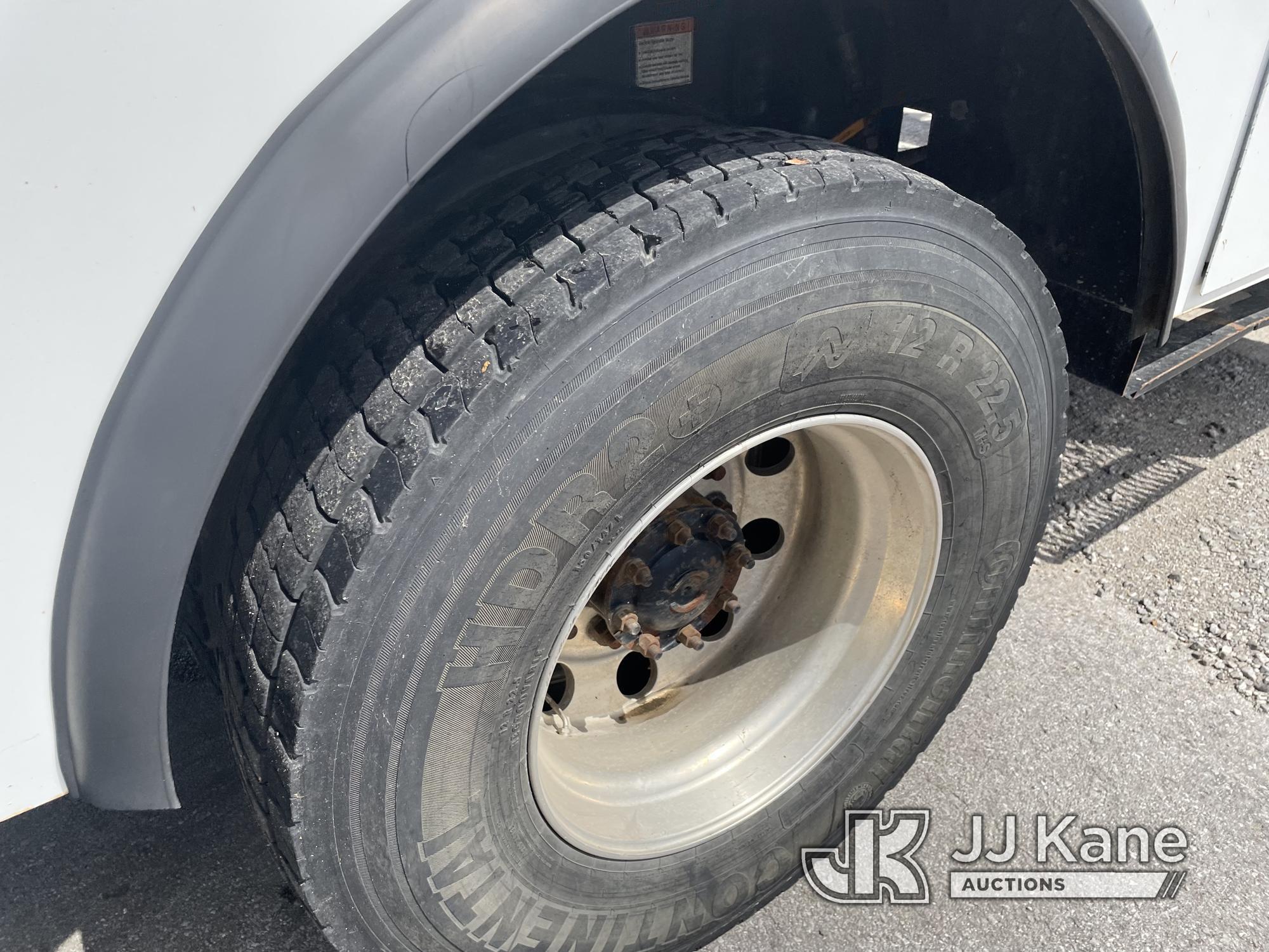 (Chattanooga, TN) Altec DC47-TR, Digger Derrick rear mounted on 2013 Freightliner M2 106 4x4 Utility