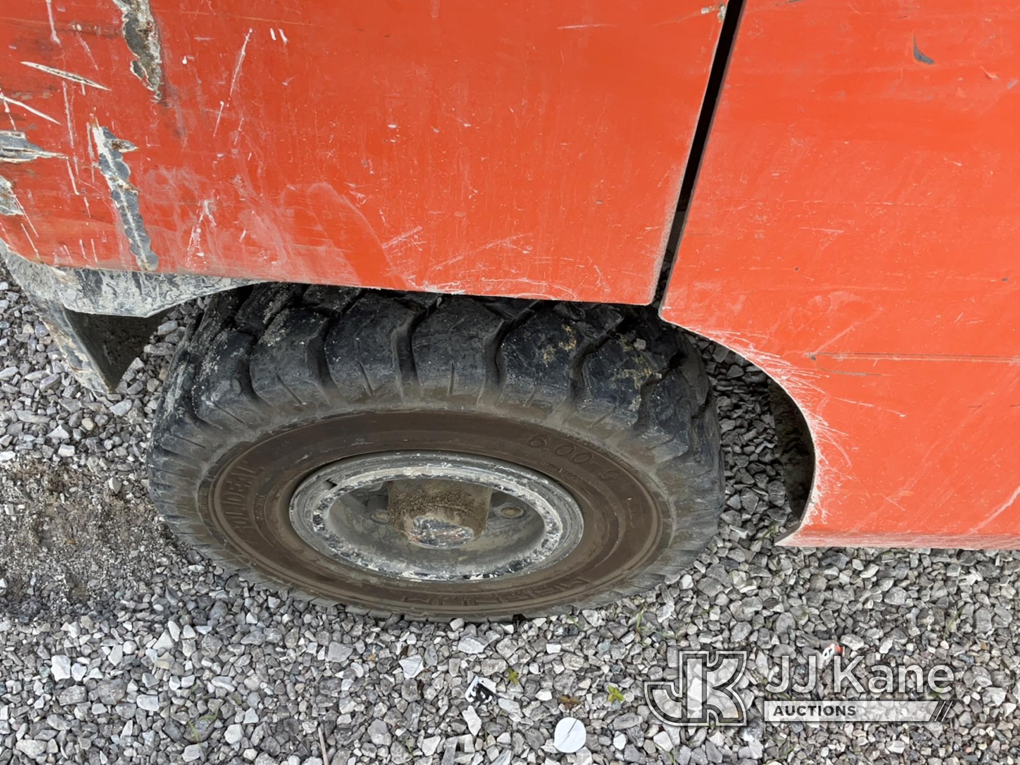 (Verona, KY) 2013 Toyota 8FGU25 Rubber Tired Forklift Runs, Moves & Operates) (BUYER MUST LOAD