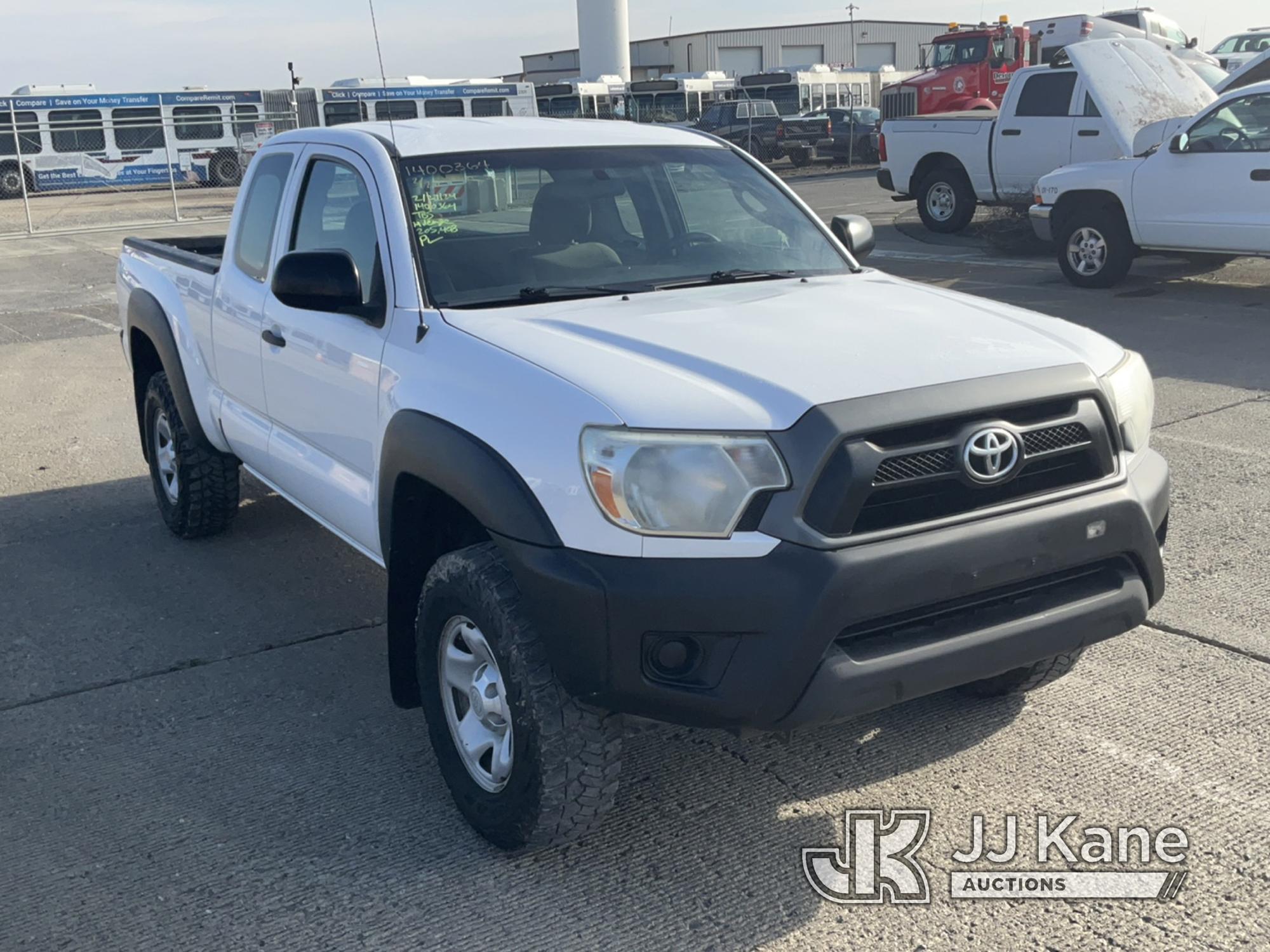 (Dixon, CA) 2015 Toyota Tacoma 4x4 Extended-Cab Pickup Truck Runs & Moves)(Door only locks manually