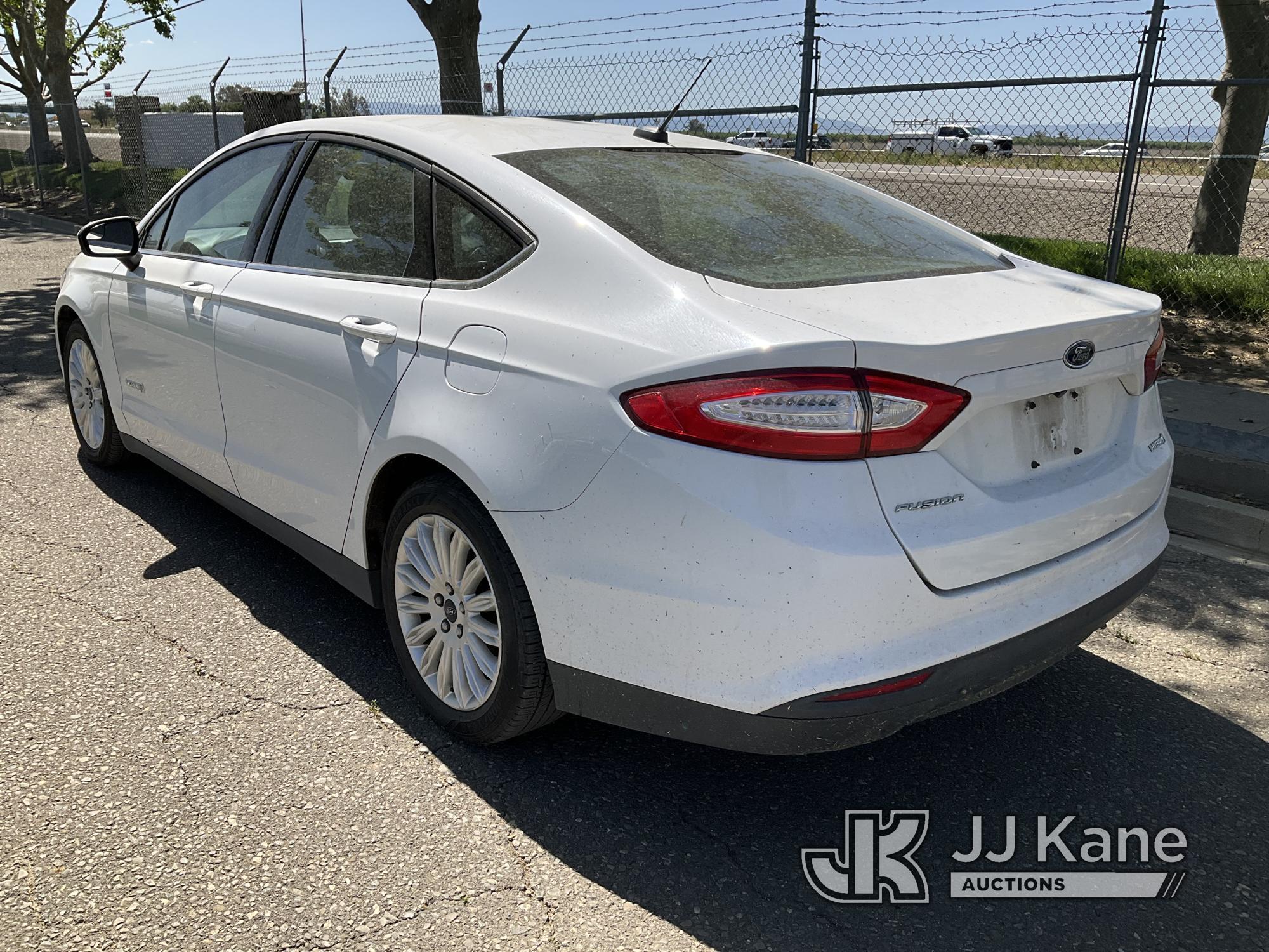 (Dixon, CA) 2016 Ford Fusion Hybrid 4-Door Sedan Runs & Moves