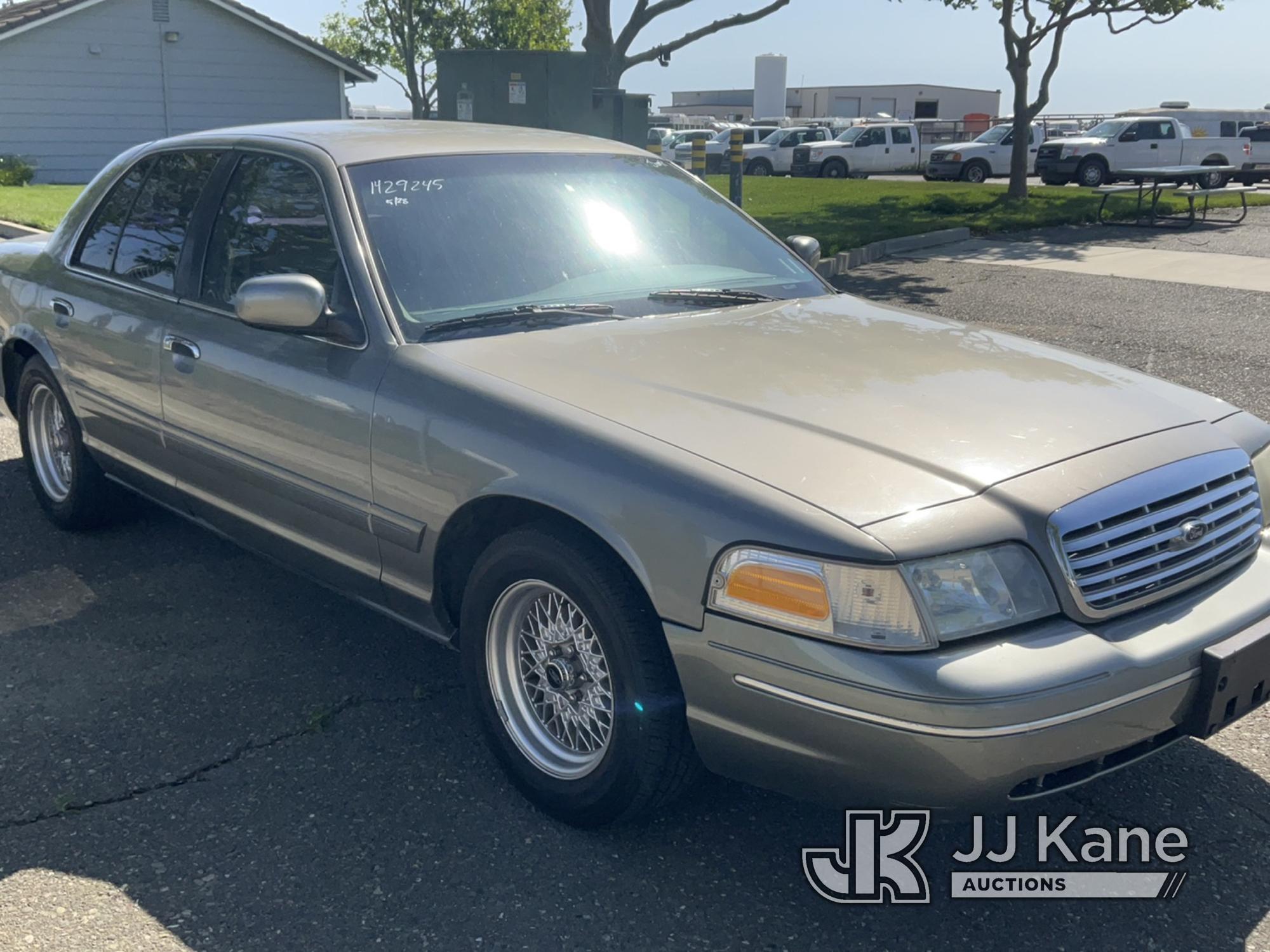 (Dixon, CA) 2000 Ford Crown Victoria Police Interceptor 4-Door Sedan Runs & Moves