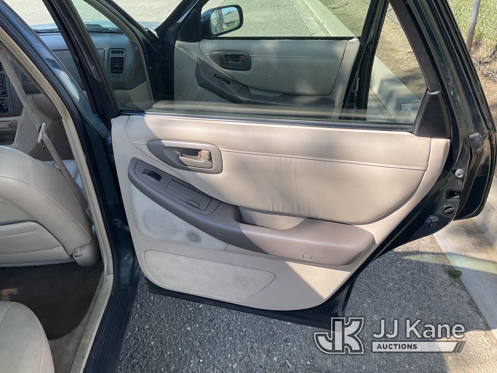 (Dixon, CA) 1999 Toyota AVALON 4-Door Sedan Runs & Moves) (Cracked Windshield