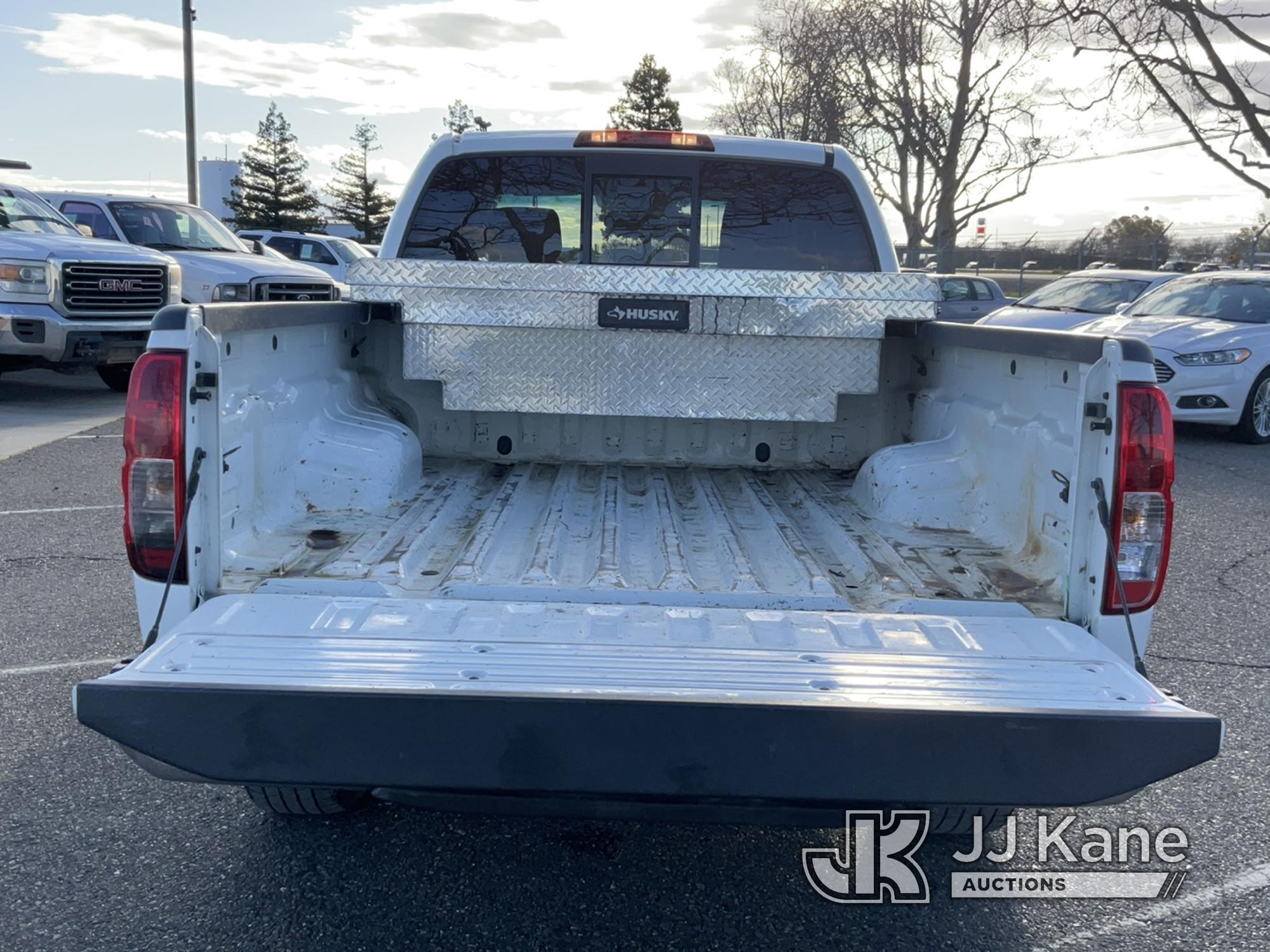 (Dixon, CA) 2016 Nissan Frontier 4x4 Extended-Cab Pickup Truck Runs & Moves) (Small Chip on Windshie