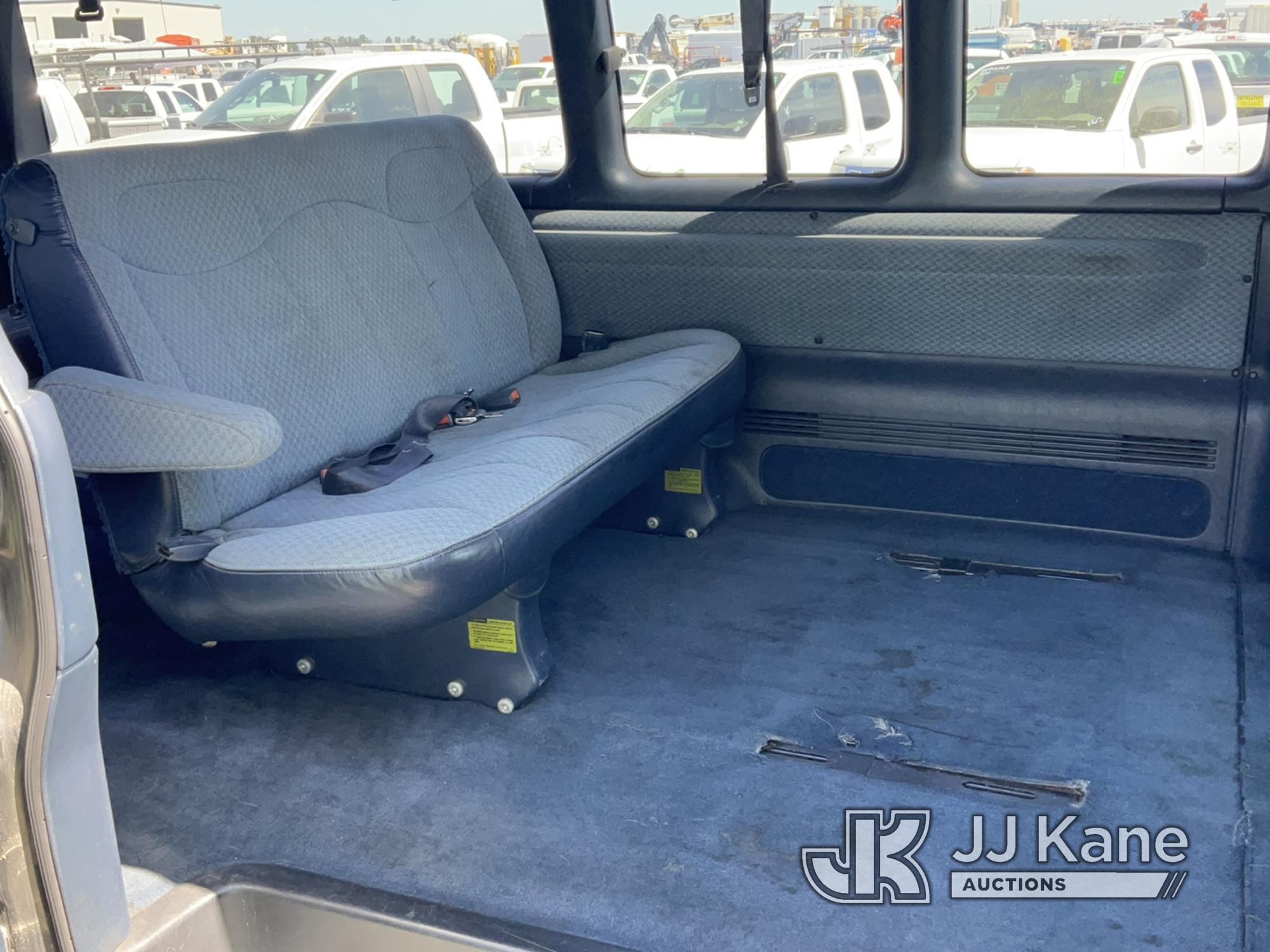 (Dixon, CA) 2000 Chevrolet Express G3500 Passenger Van Runs & Moves) (Low Oil Pressure, ripped drive