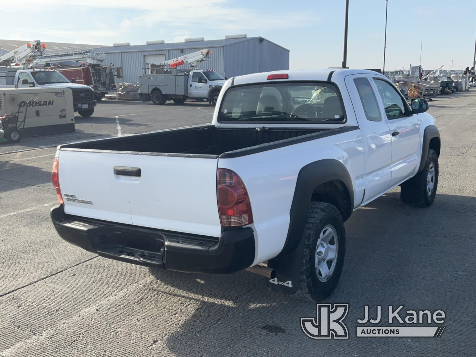 (Dixon, CA) 2015 Toyota Tacoma 4x4 Extended-Cab Pickup Truck Runs & Moves)(Door only locks manually