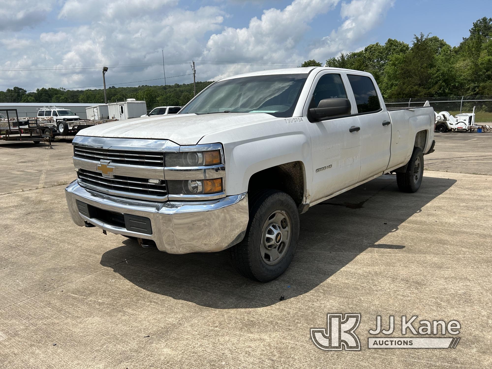 (Conway, AR) 2015 Chevrolet Silverado 2500 4X4 Crew-Cab Pickup Truck Runs & Moves) (Paint Damage On