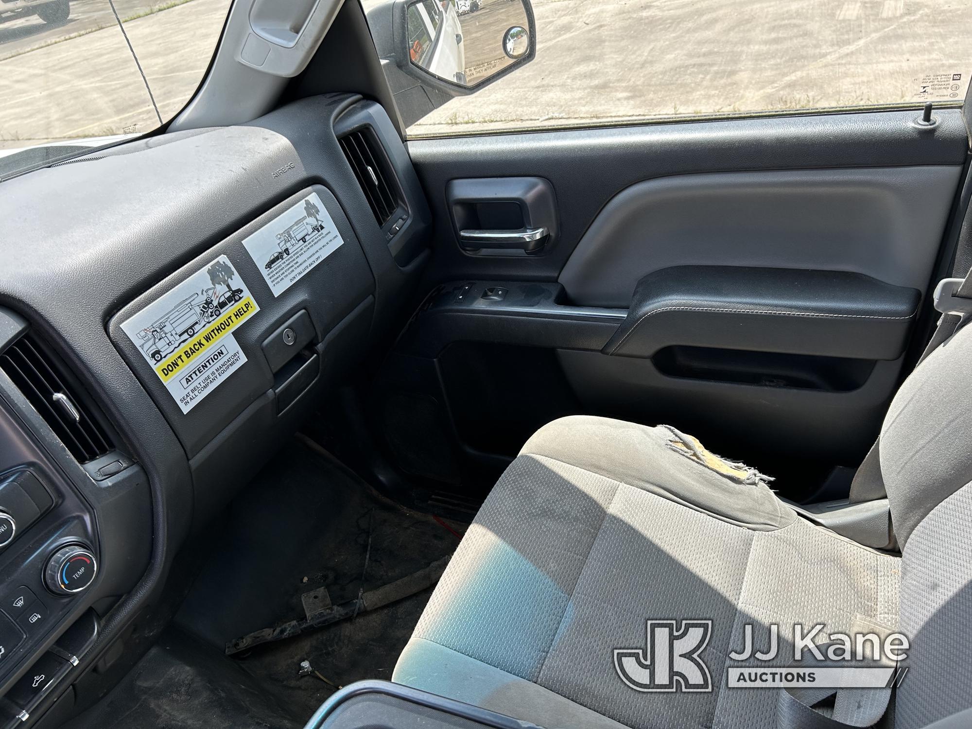 (Conway, AR) 2015 Chevrolet Silverado 2500 4X4 Crew-Cab Pickup Truck Runs & Moves) (Paint Damage On