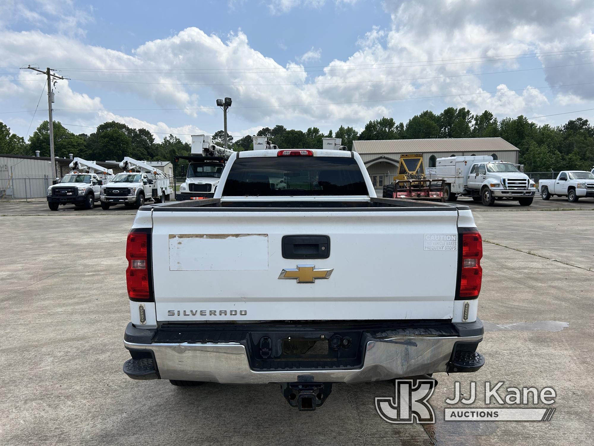 (Conway, AR) 2015 Chevrolet Silverado 2500 4X4 Crew-Cab Pickup Truck Runs & Moves) (Paint Damage On