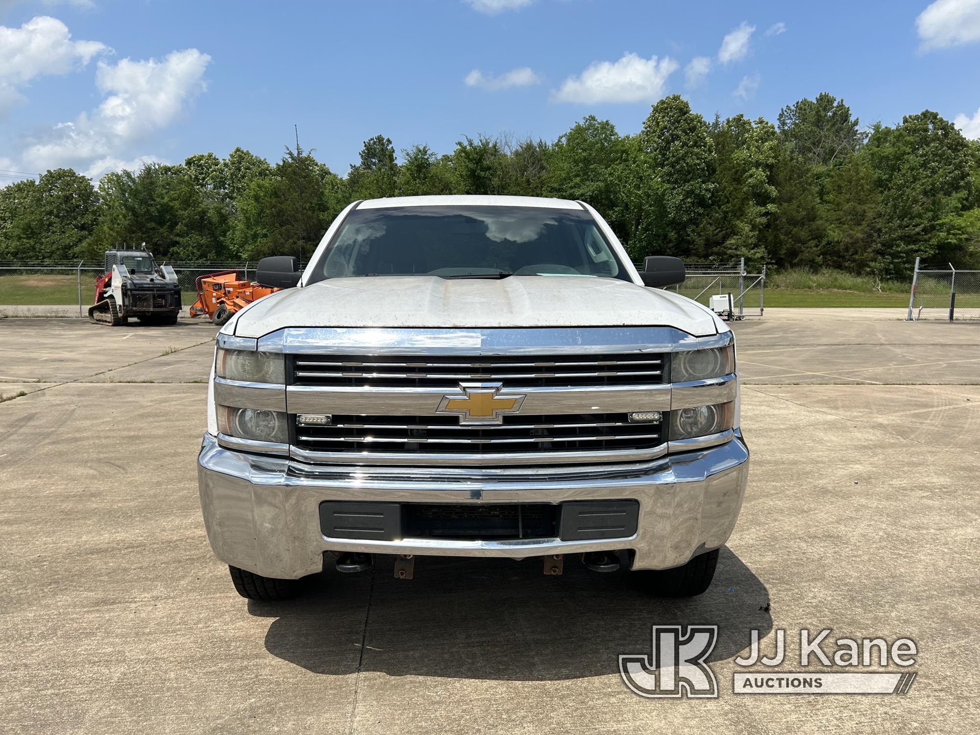 (Conway, AR) 2015 Chevrolet Silverado 2500 4X4 Crew-Cab Pickup Truck Runs & Moves) (Paint Damage On