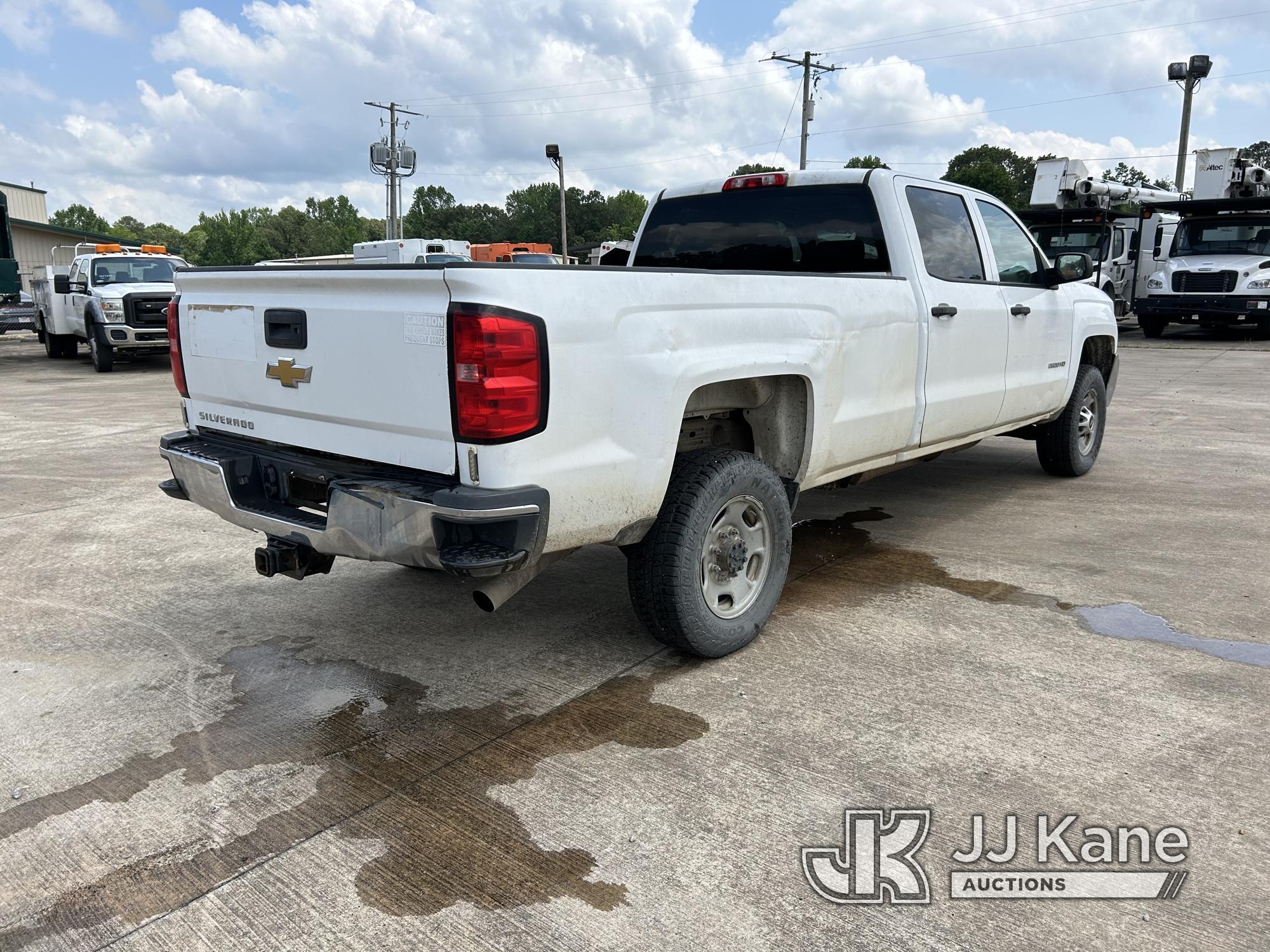 (Conway, AR) 2015 Chevrolet Silverado 2500 4X4 Crew-Cab Pickup Truck Runs & Moves) (Paint Damage On