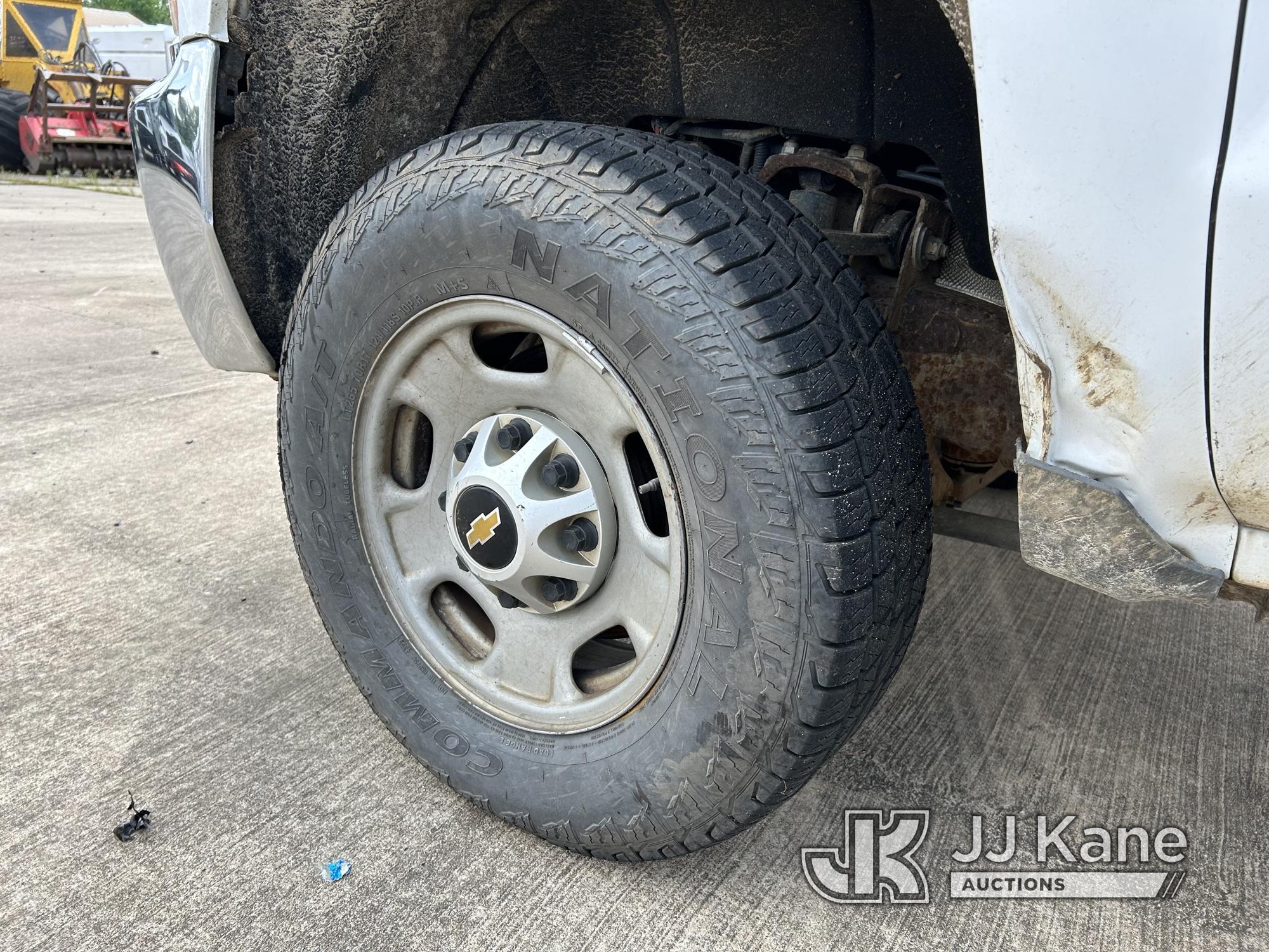 (Conway, AR) 2015 Chevrolet Silverado 2500 4X4 Crew-Cab Pickup Truck Runs & Moves) (Paint Damage On