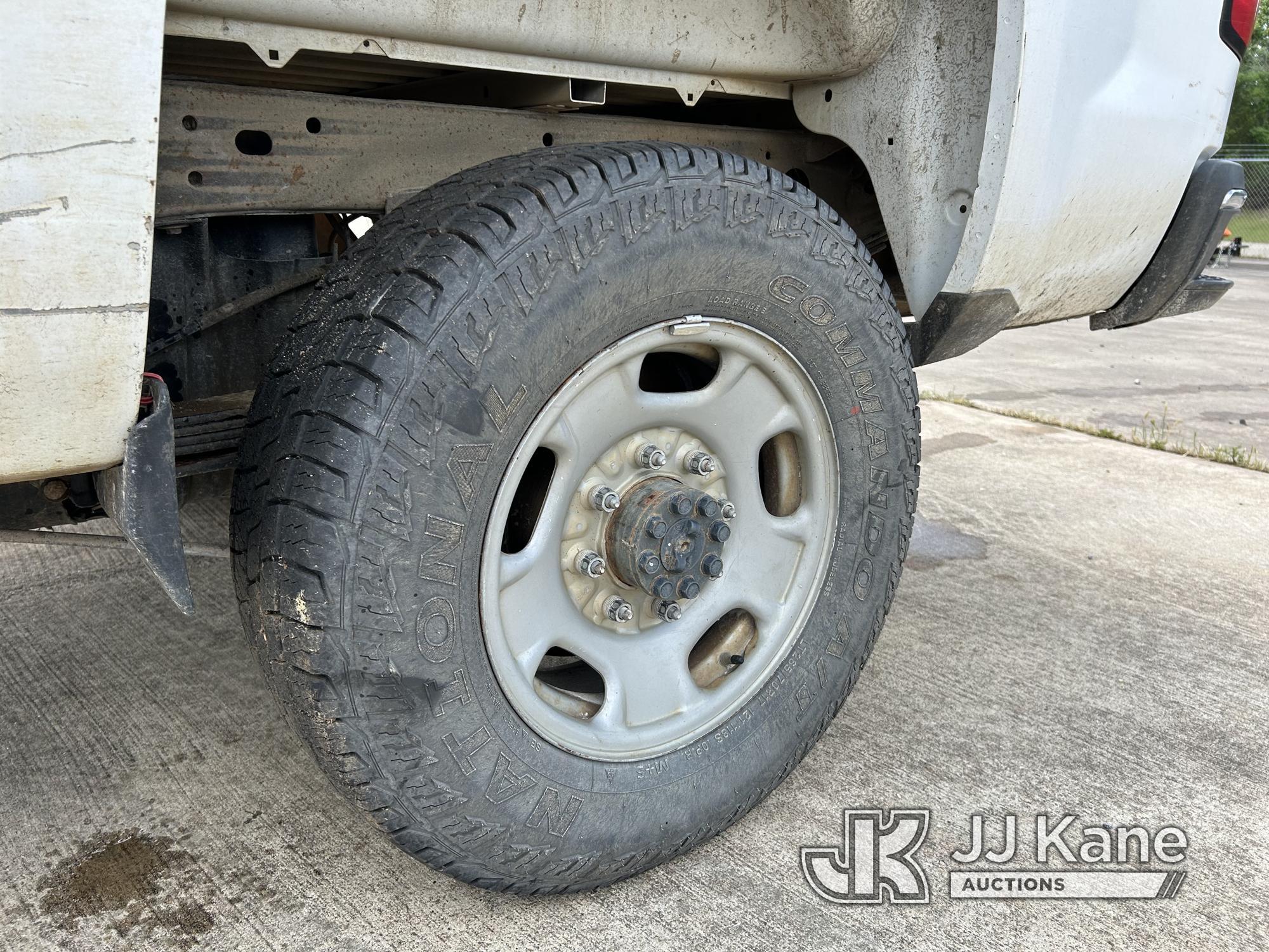 (Conway, AR) 2015 Chevrolet Silverado 2500 4X4 Crew-Cab Pickup Truck Runs & Moves) (Paint Damage On