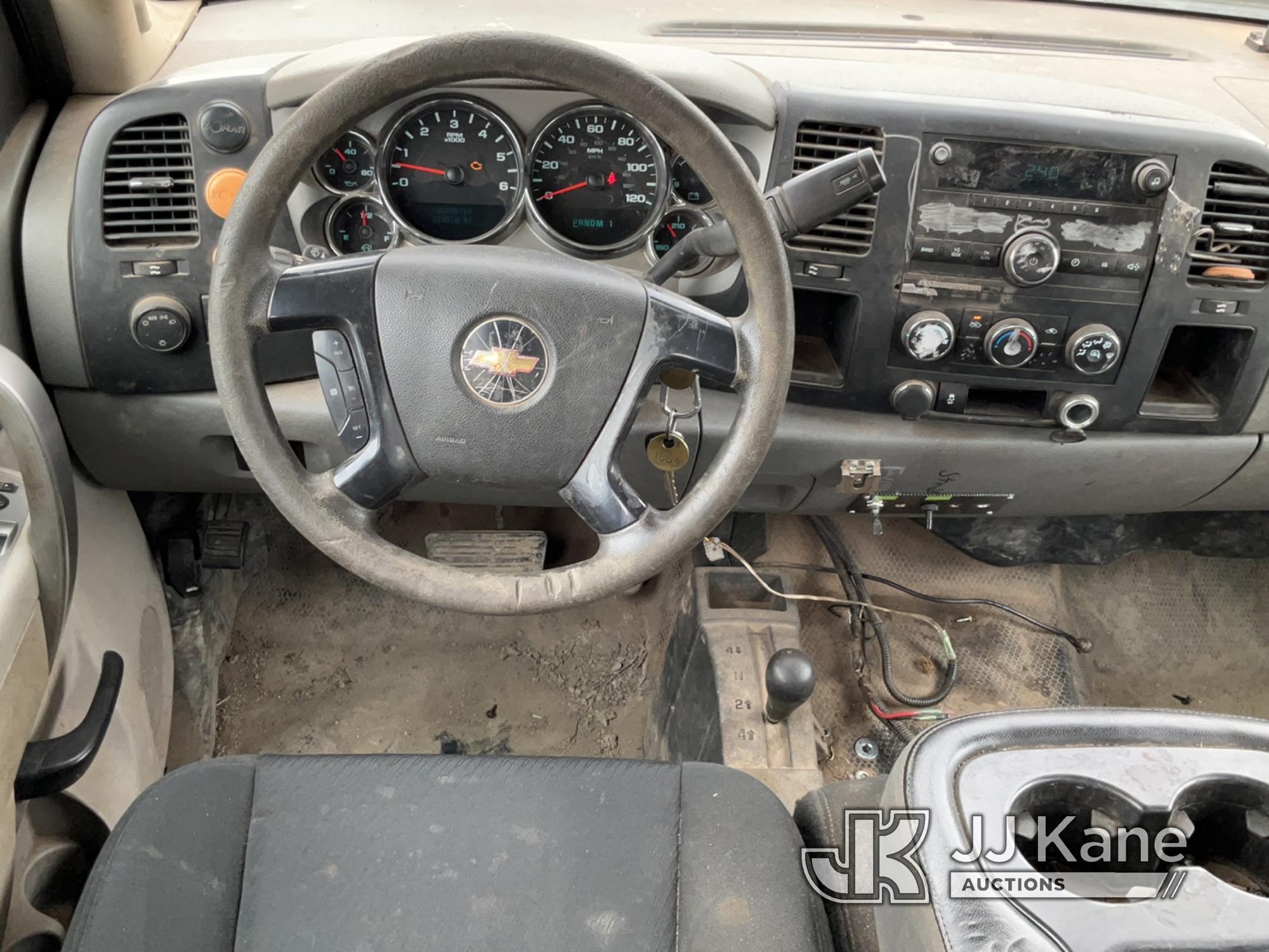 (South Beloit, IL) 2014 Chevrolet Silverado 2500HD 4x4 Crew-Cab Flatbed/Service Truck Runs & Moves)
