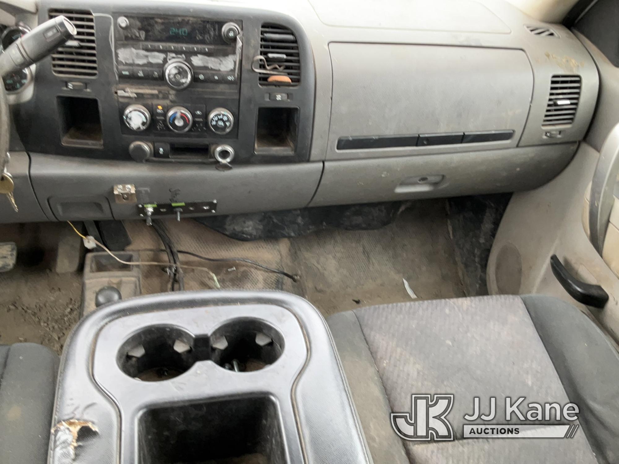 (South Beloit, IL) 2014 Chevrolet Silverado 2500HD 4x4 Crew-Cab Flatbed/Service Truck Runs & Moves)