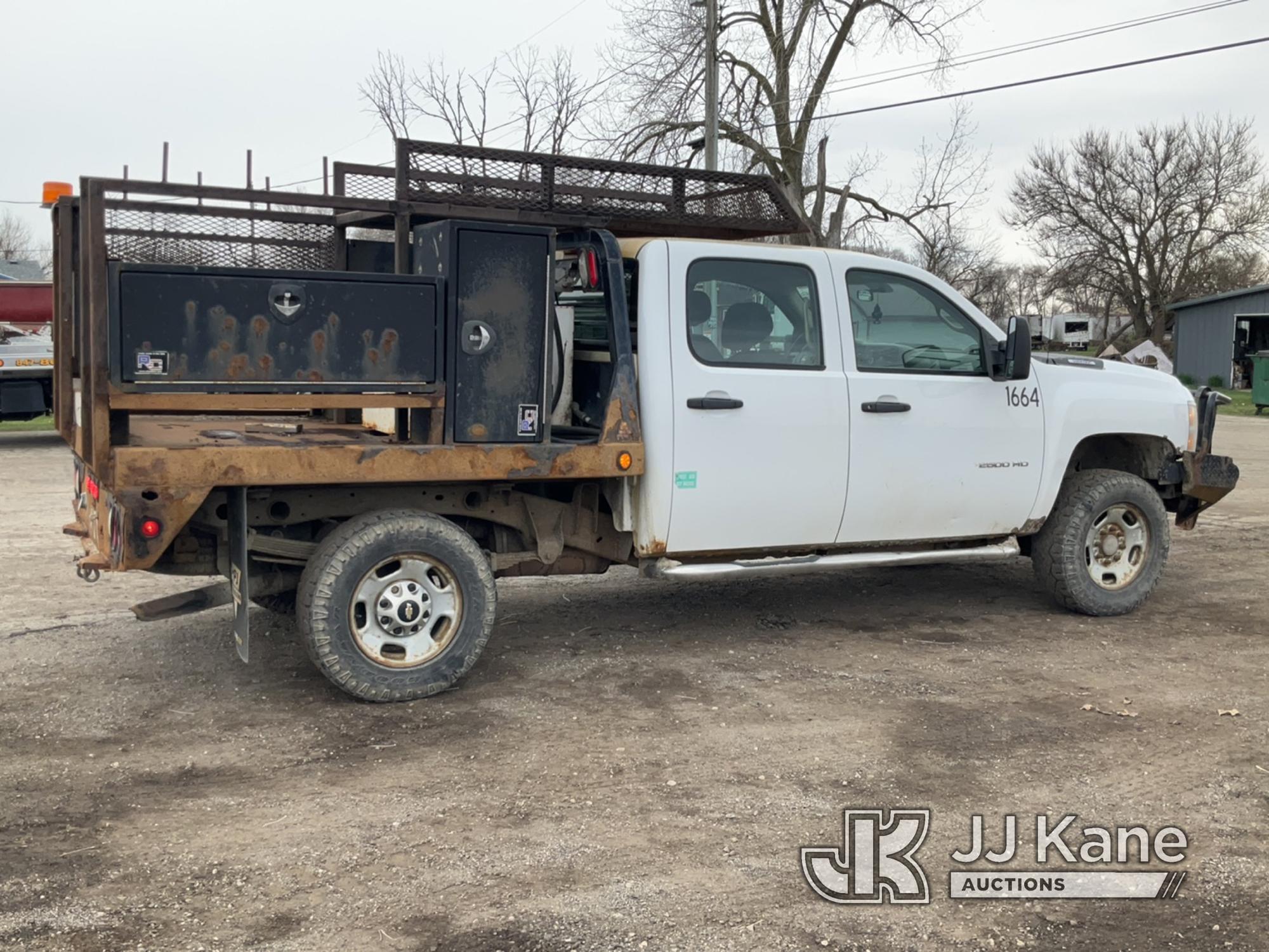 (South Beloit, IL) 2014 Chevrolet Silverado 2500HD 4x4 Crew-Cab Flatbed/Service Truck Runs & Moves)