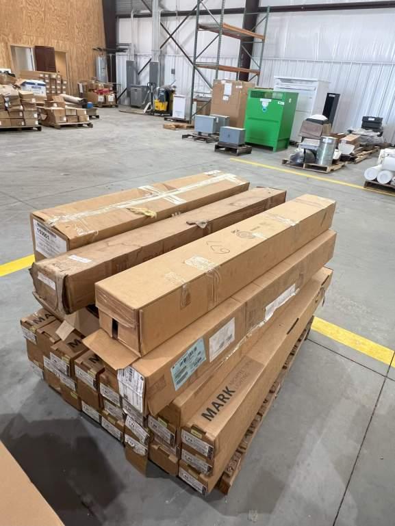 PALLET OF ASSORTED LIGHTING FIXTURES