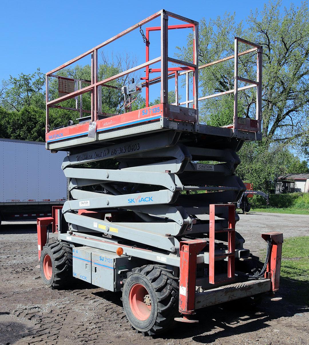 SKY JACK 4WD SJ7135 4X4 35' HEIGHT SCISSOR LIFT