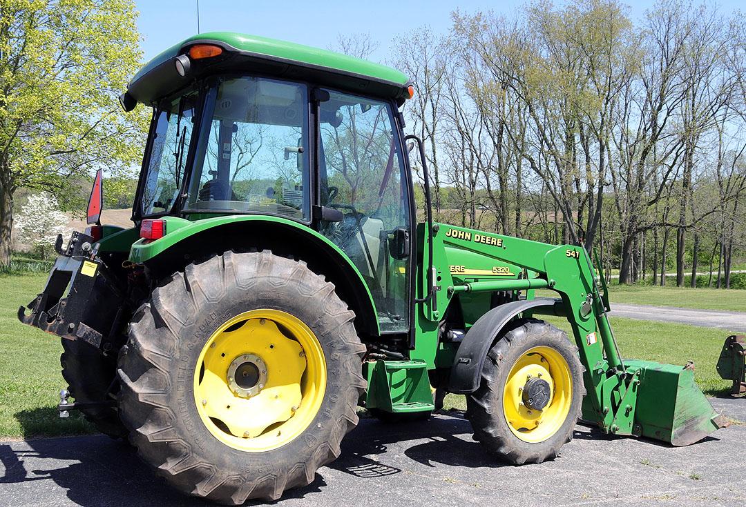 JOHN DEERE MODEL 5320 DIESEL CAB FRONT WHEEL ASSIST, ONLY 1680HRS W/ MODEL 541 LOADER W/ 5' BUCKET,