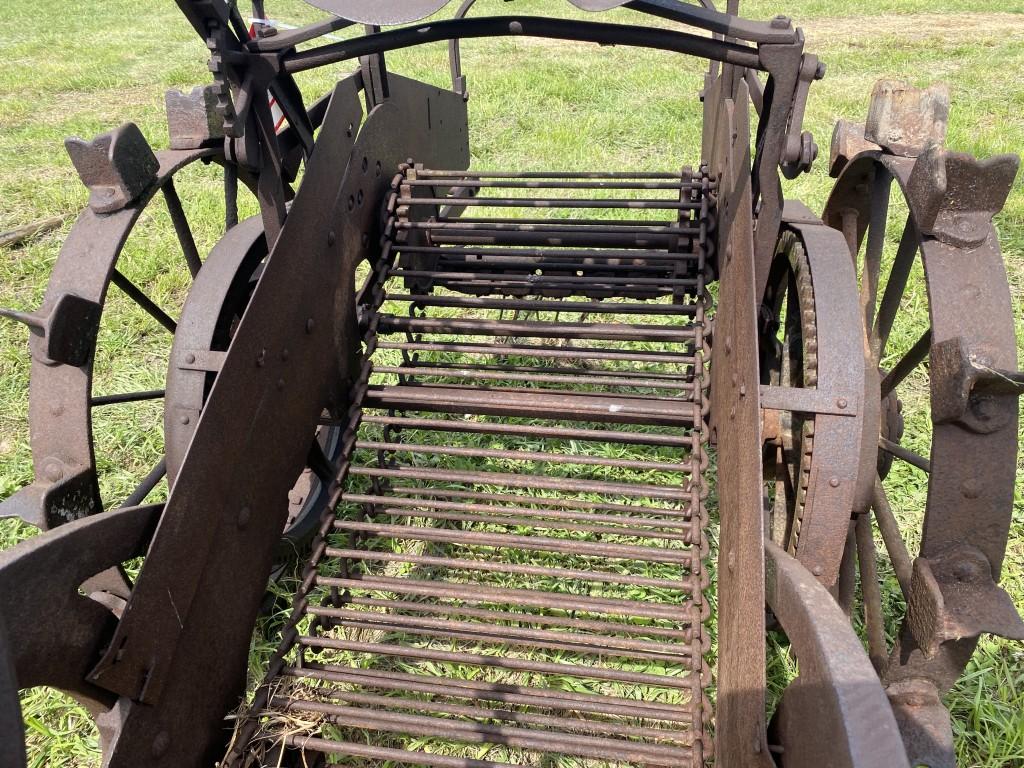 GROUND DRIVEN POTATO DIGGER, STEEL WHEELS