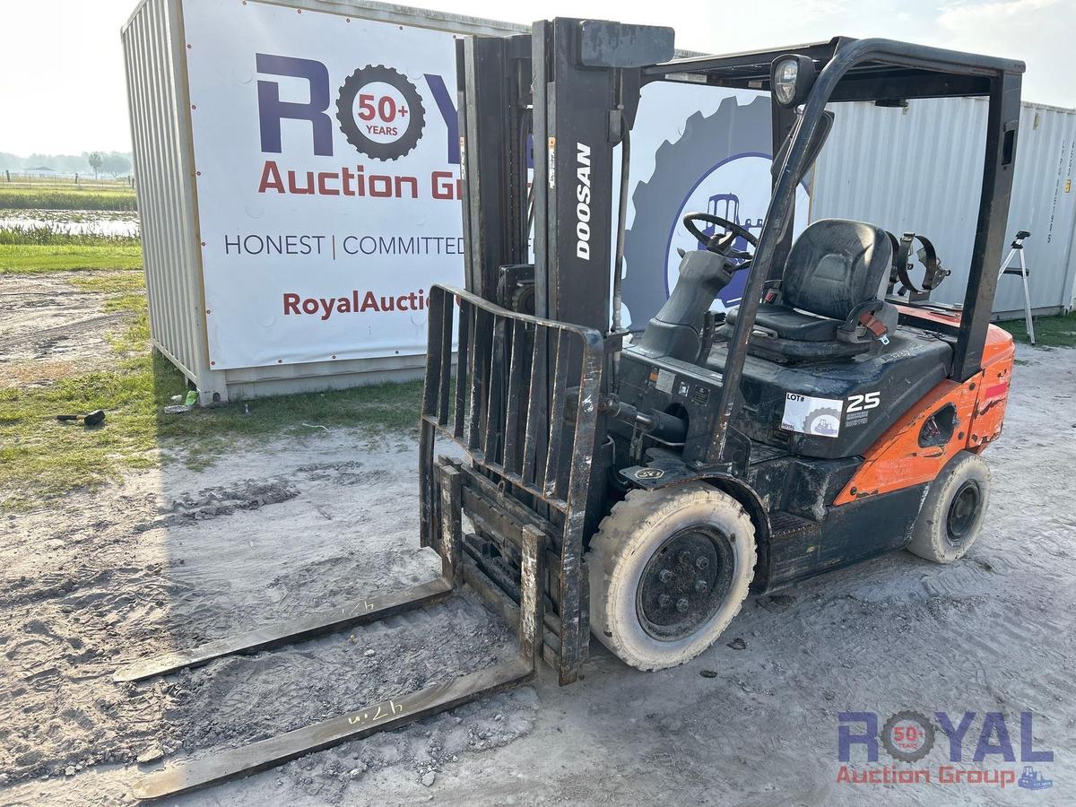 2018 Doosan 25P-7 LP Gas Pneumatic Fork Lift