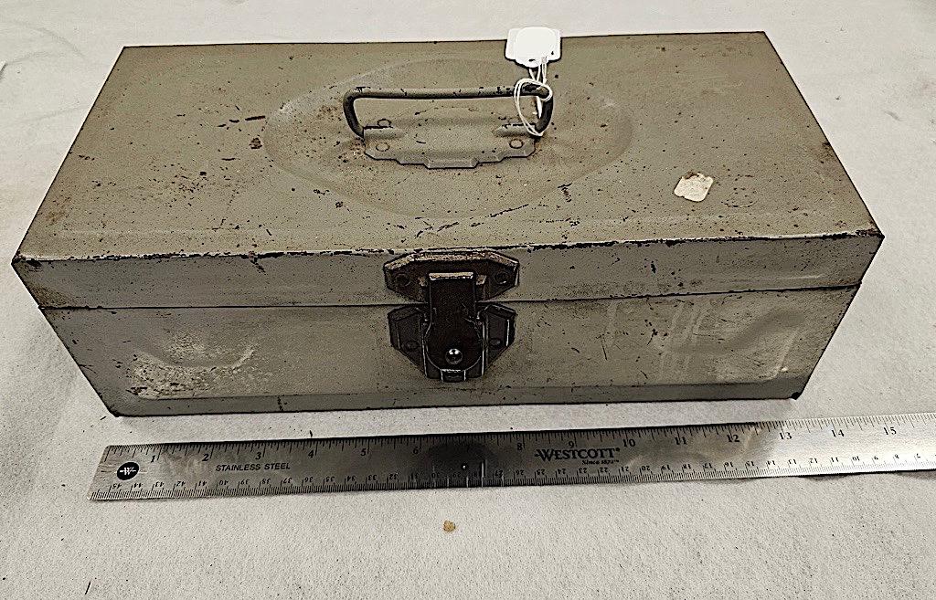 ANTIQUE METAL TACKLE BOX WITH MISCELLANEOUS GUN PARTS & ACCESSORIES