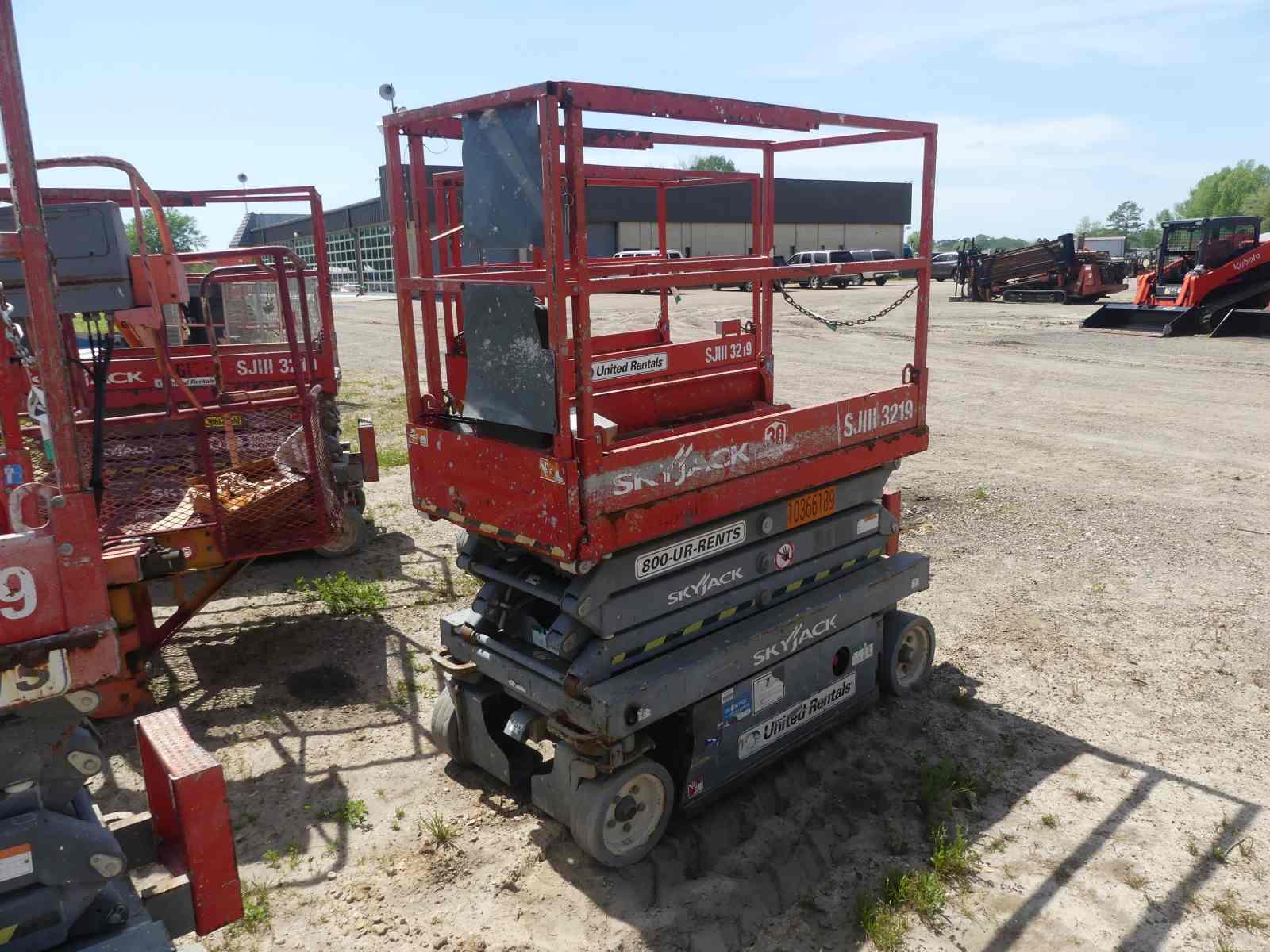 2015 Skyjack SJIII-3219 Scissor-type Manlift, s/n 22079594: Meter Shows 207