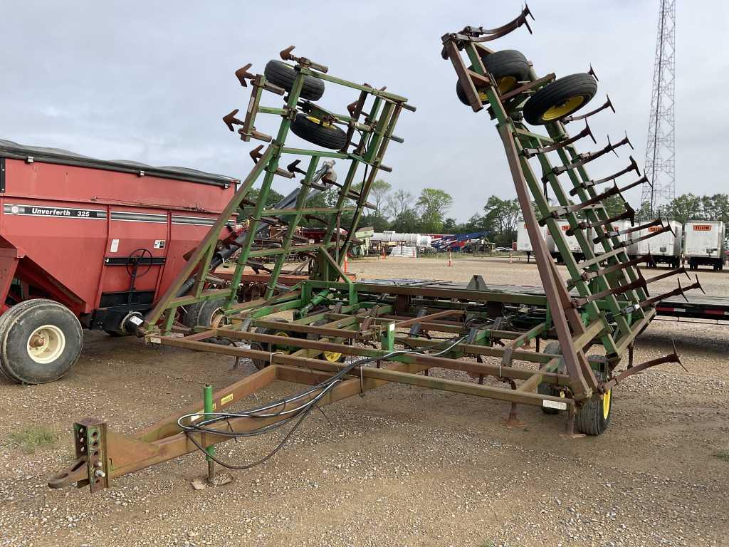 John Deere 960 Field Cultivator