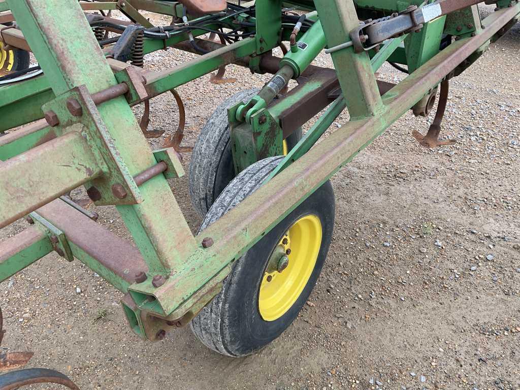 John Deere 960 Field Cultivator