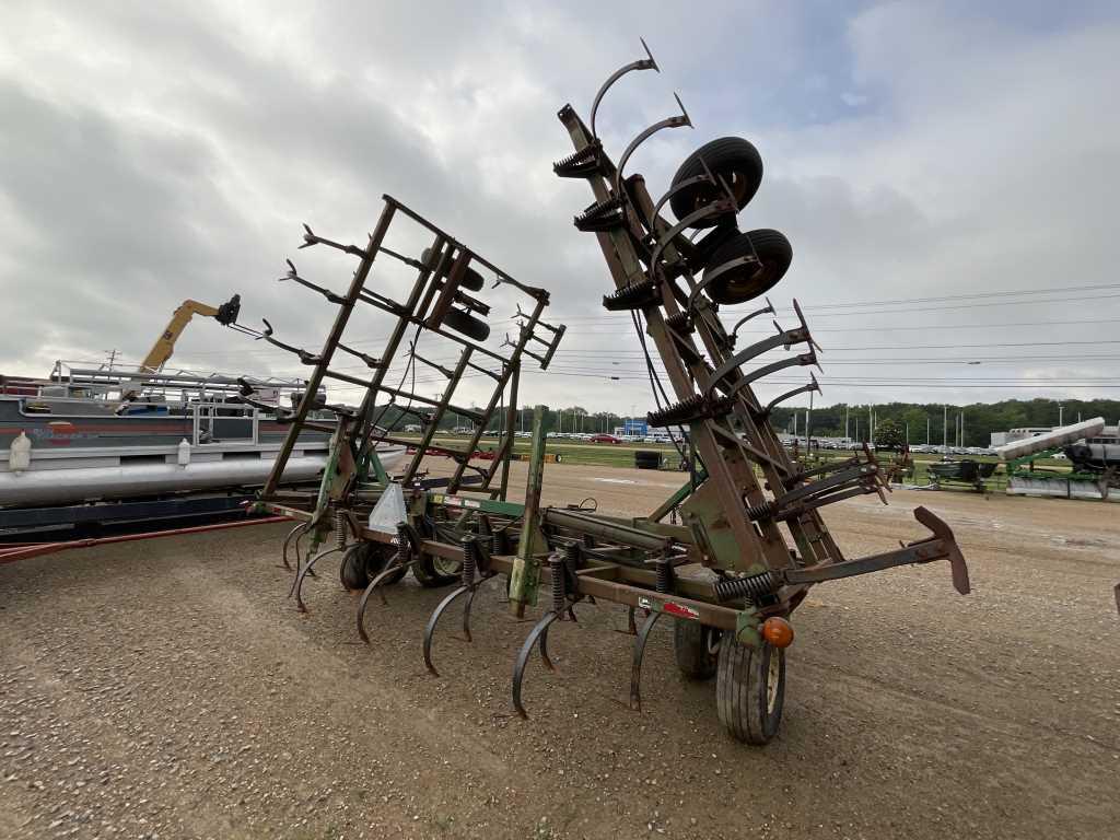 John Deere 960 Field Cultivator