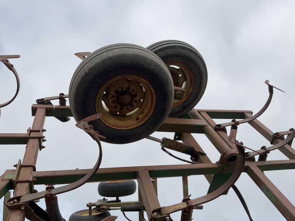 John Deere 960 Field Cultivator