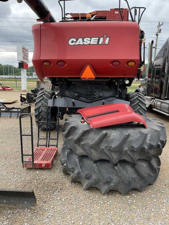 Case IH 7010 Combine