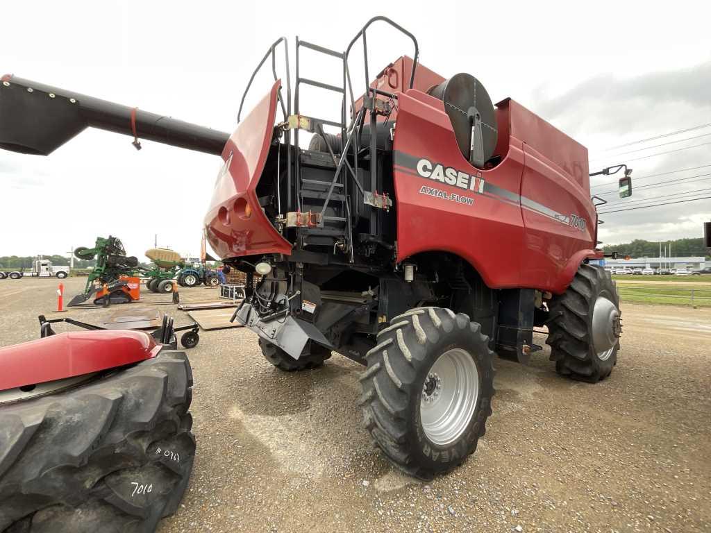 Case IH 7010 Combine