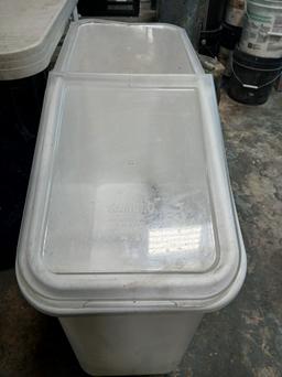 CAMBRO Food Storage Container W/ Lid / Commercial Flour Bin on Casters