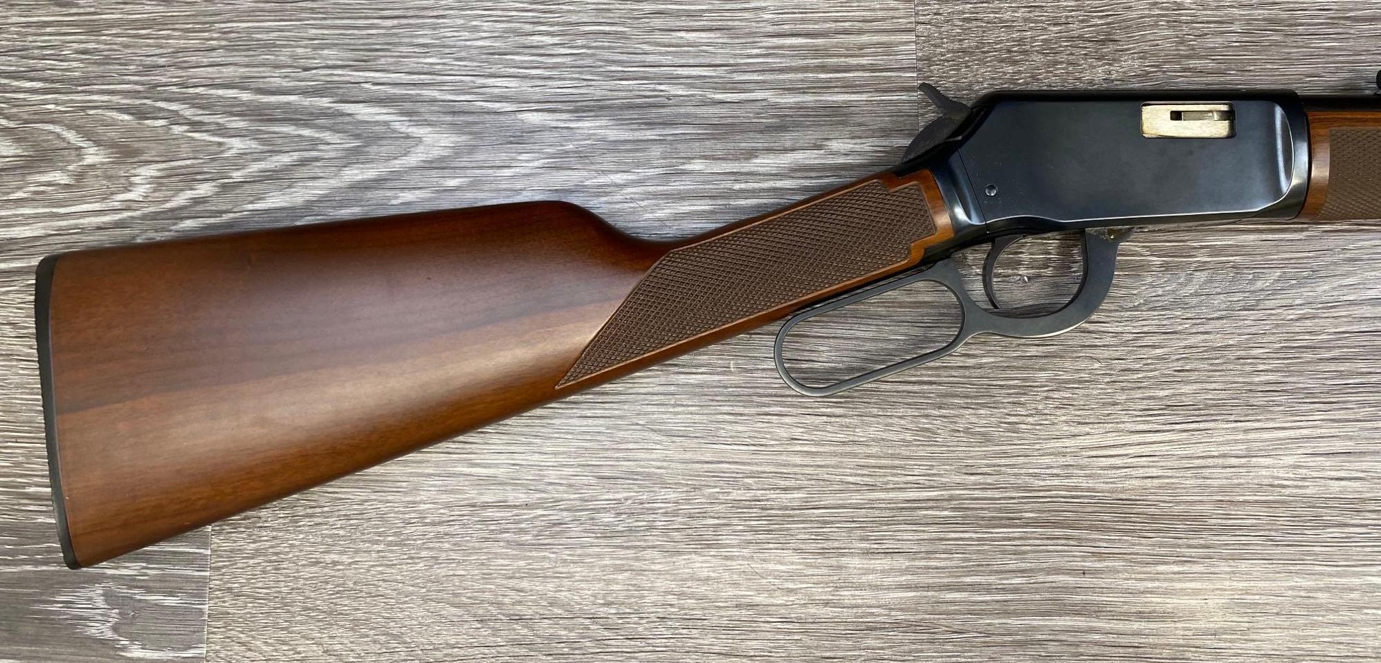 WINCHESTER MODEL 9422 DELUXE .22 S, L OR LR LEVER ACTION RIFLE