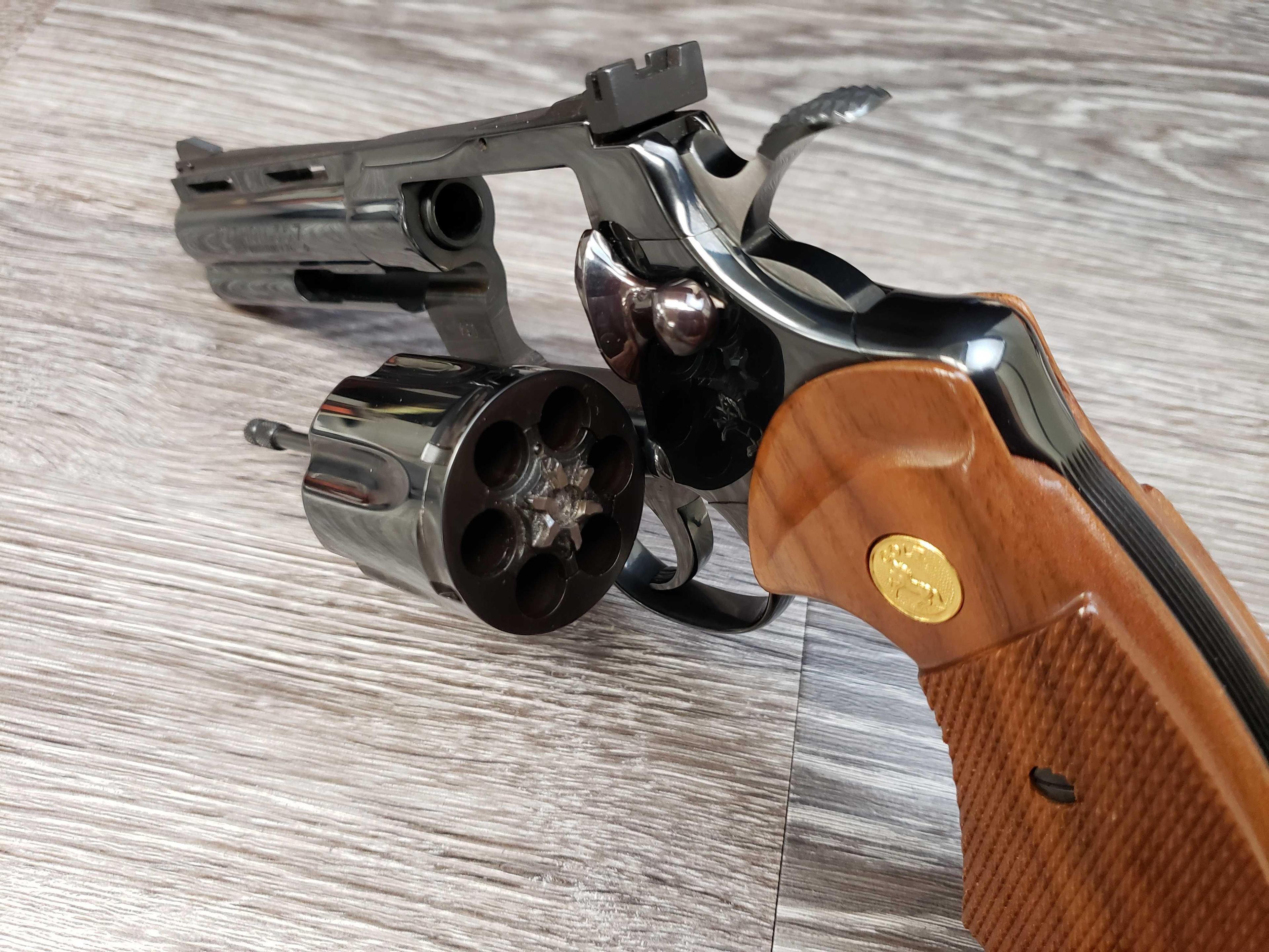 BOXED COLT PYTHON MODEL.357 MAGNUM CAL.DA REVOLVER W/FACTORY BOX/MATCHING END LABEL/DOC.