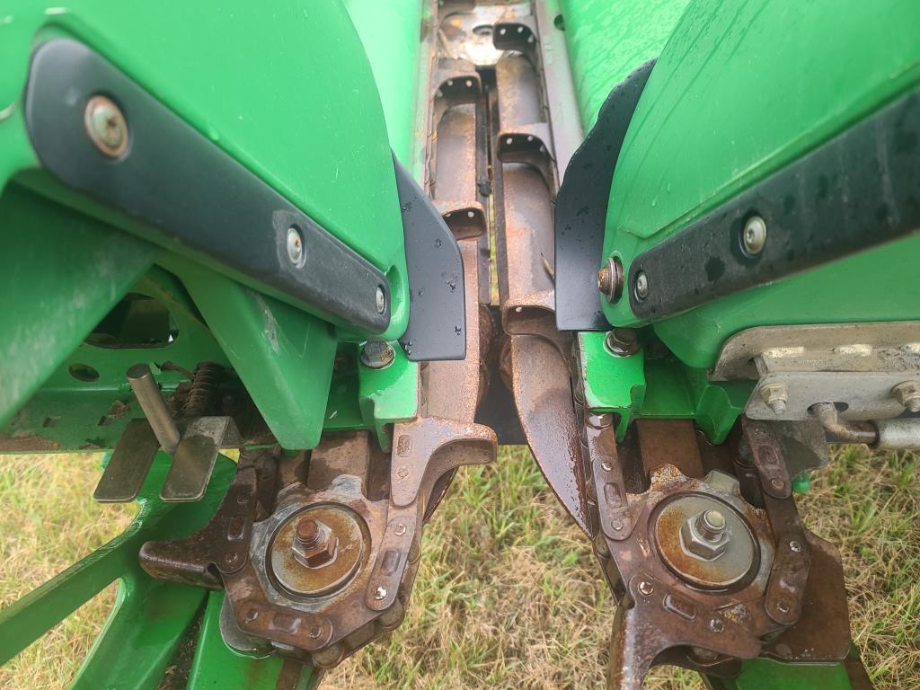 John Deere 608C 8-Row Corn Header