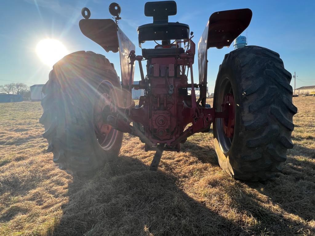 International 856 Tractor