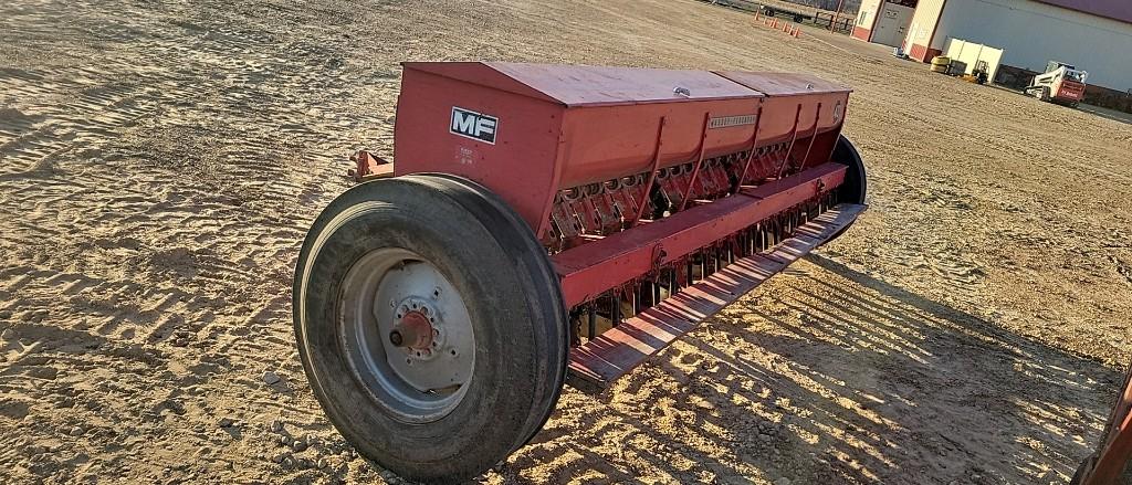 MASSEY FERGUSON 43 -- 13' GRAIN DRILL