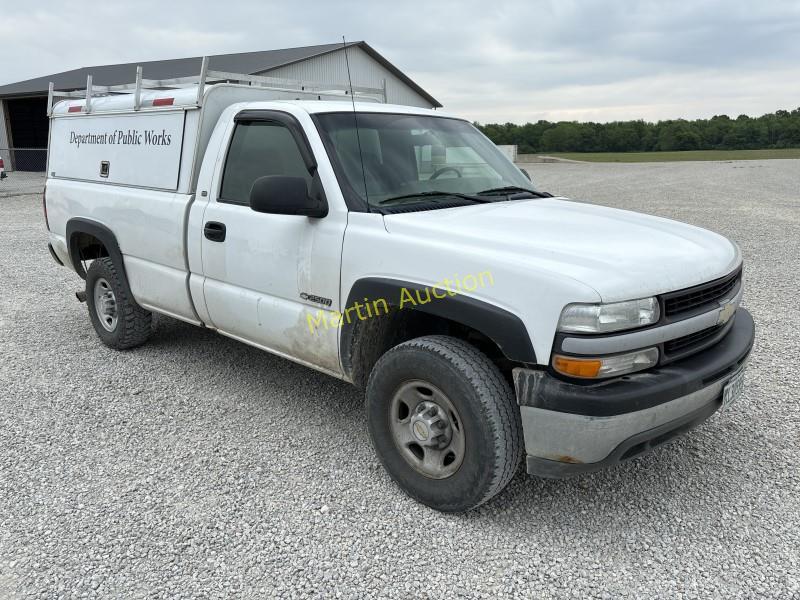 2002 Chevrolet C25 Silver  Carryall VUT