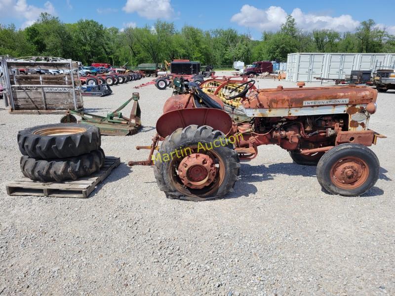 International 240 Utility Tractor