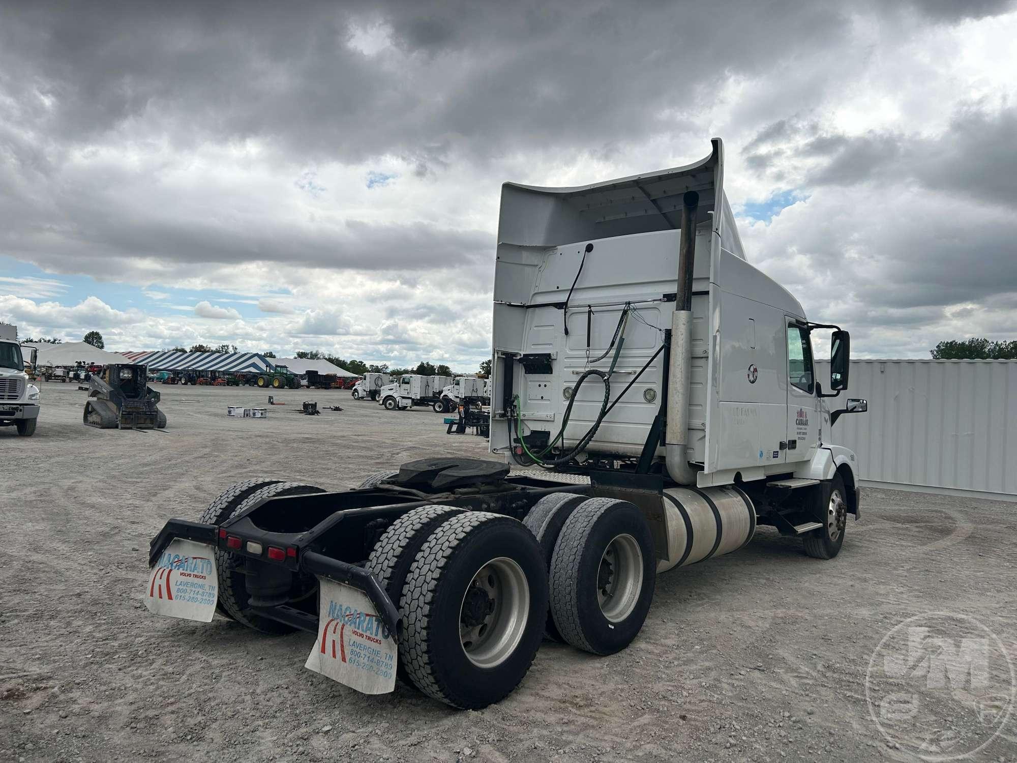 2013 VOLVO TRUCK VNL TANDEM AXLE TRUCK TRACTOR VIN: 4V4NC9EH9DN564338