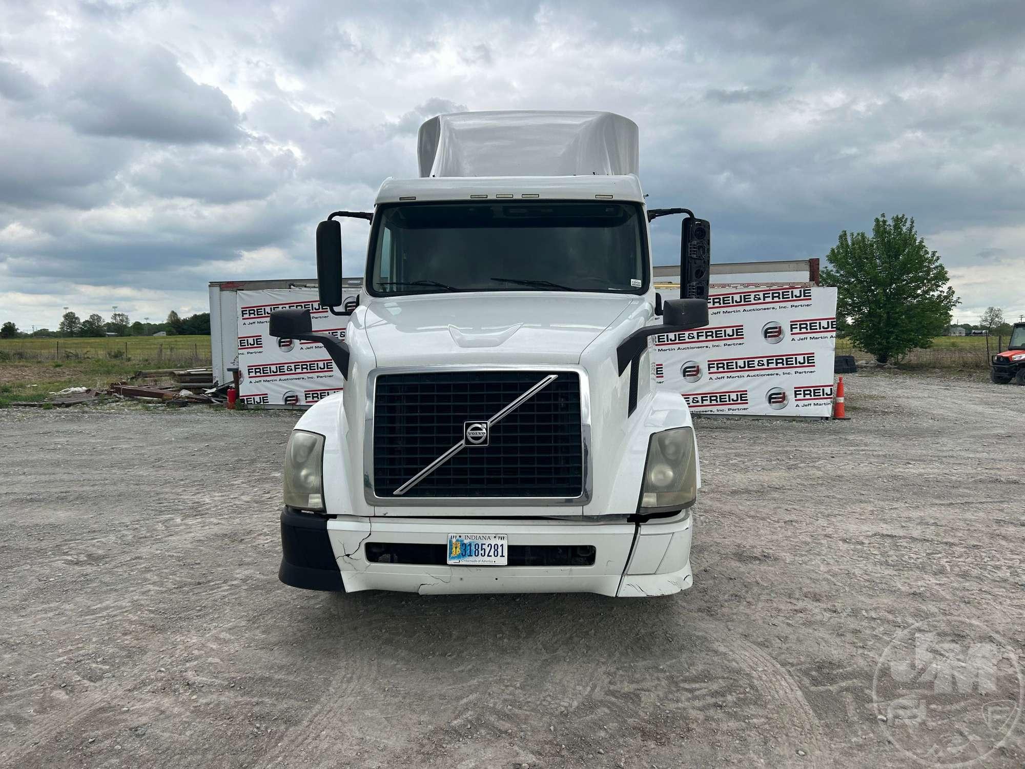 2013 VOLVO TRUCK VNL TANDEM AXLE TRUCK TRACTOR VIN: 4V4NC9EH9DN564338