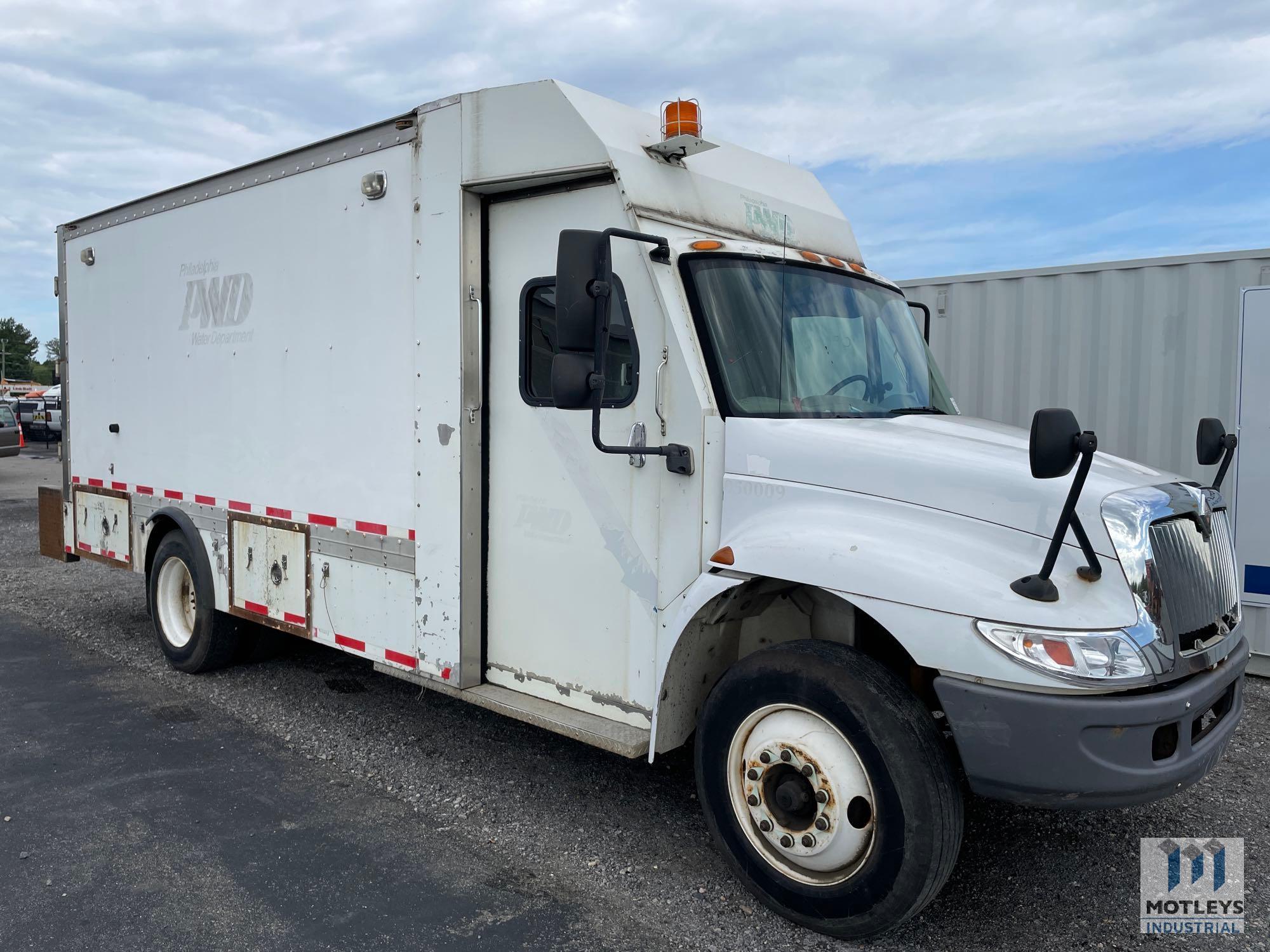 2005 International 4200 Extended Cab Utility Truck