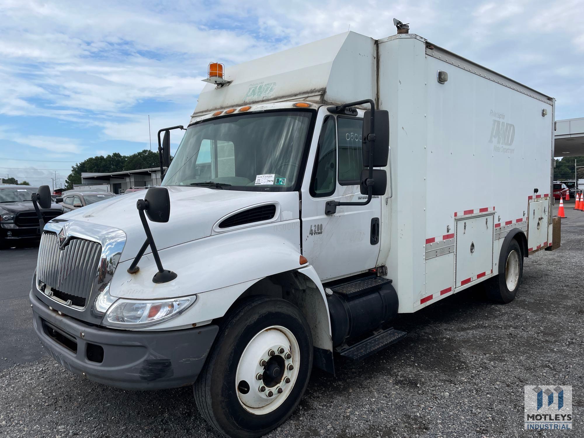 2005 International 4200 Extended Cab Utility Truck