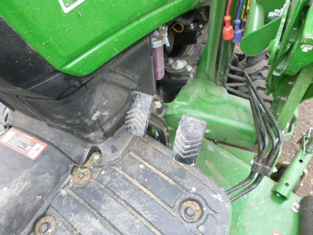 John Deere 1025R Tractor w/Loader (QEA 4327)