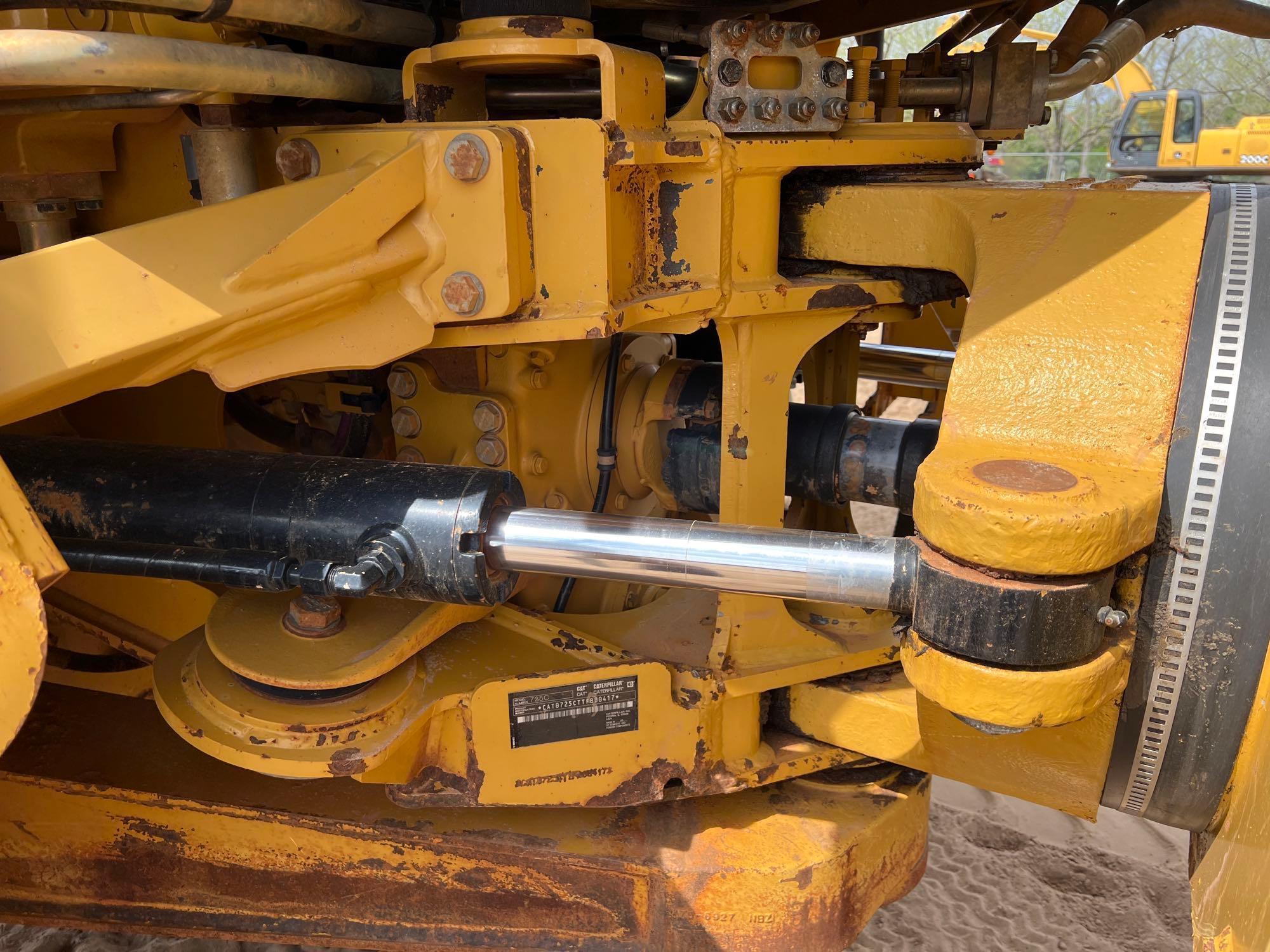 2015 CATERPILLAR 725C 6X6 OFF ROAD DUMP TRUCK