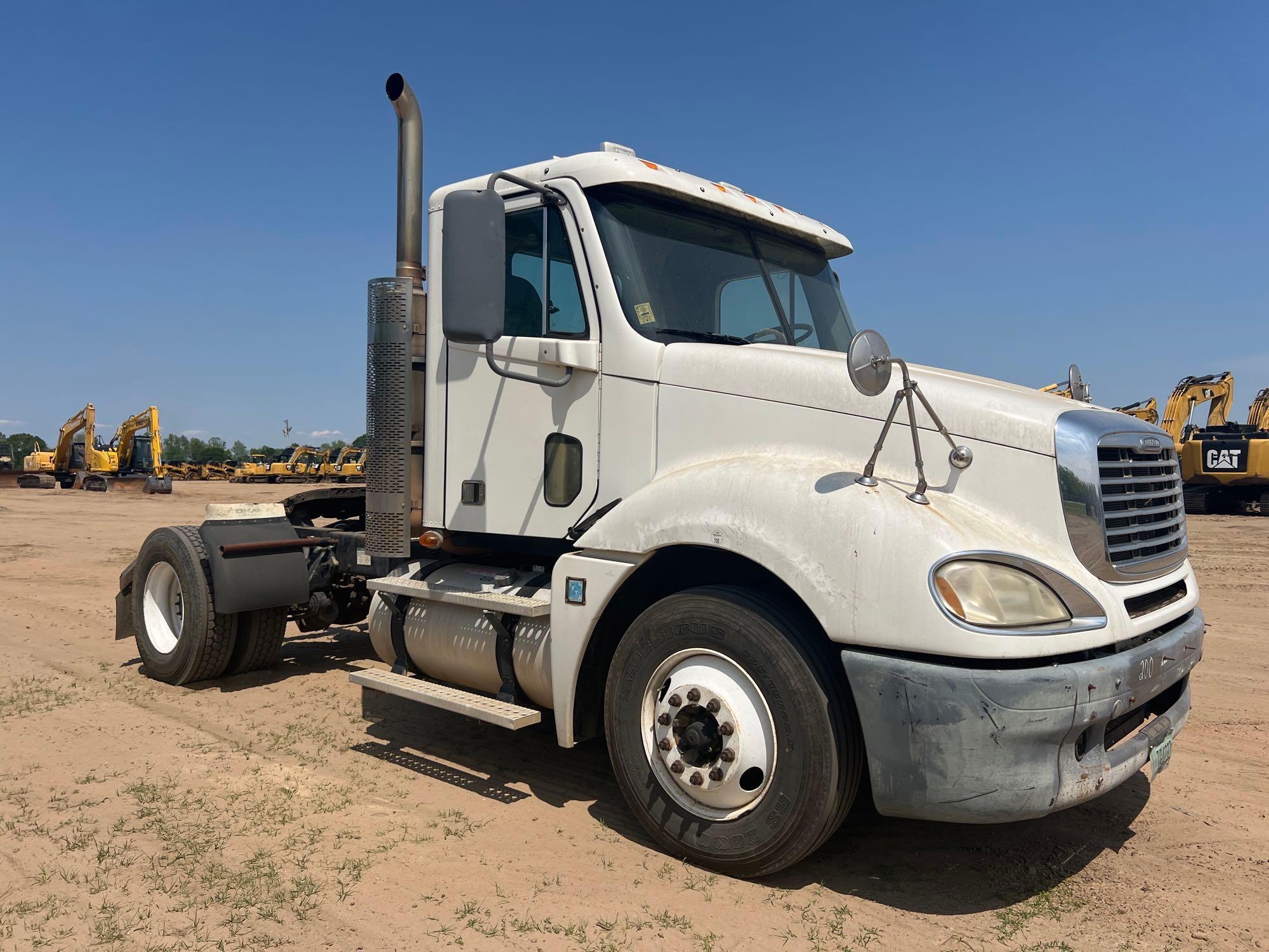 2009 FREIGHTLINER DAY CAB S/A ROAD TRACTOR